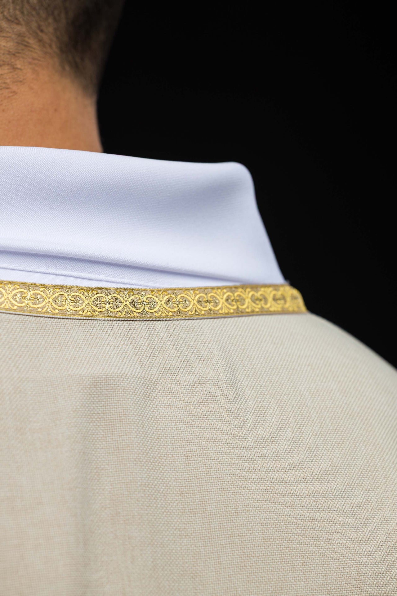 Casula liturgica color écru con ricamo dorato IHS