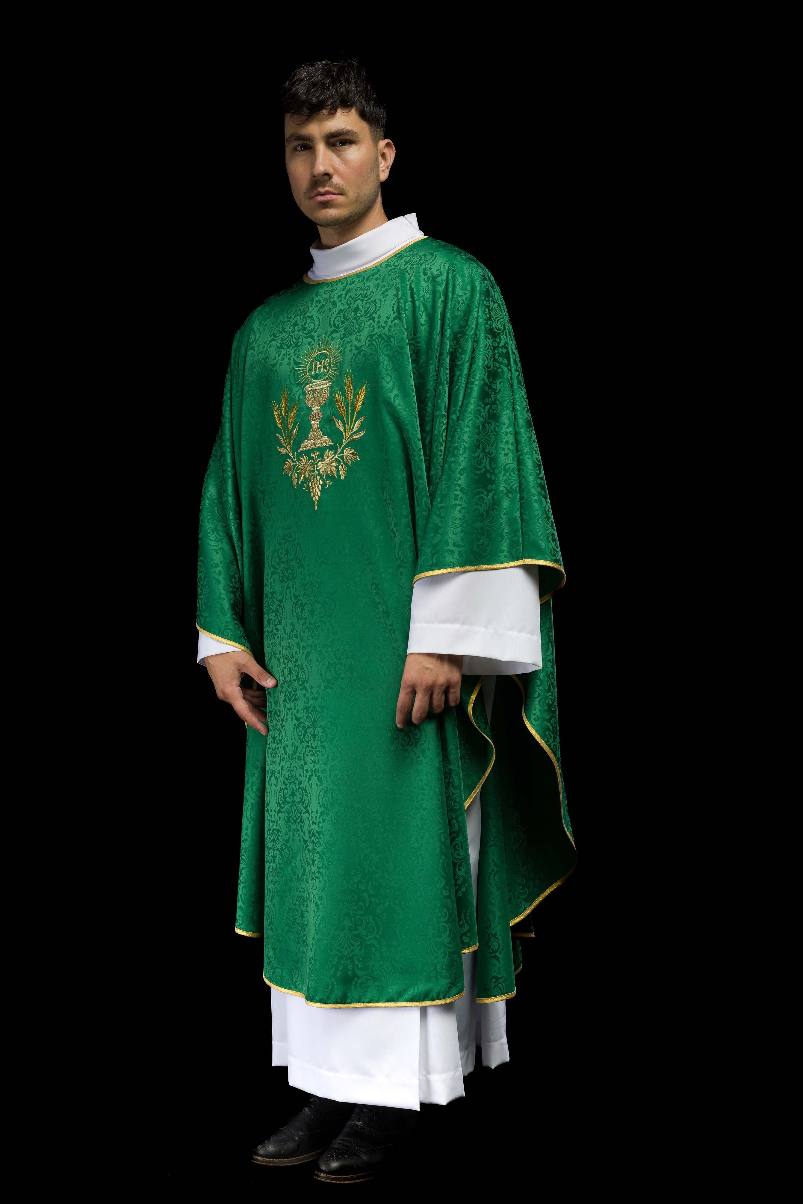 Casula liturgica verde con ricamo del calice e dell’ostia su tessuto jacquard