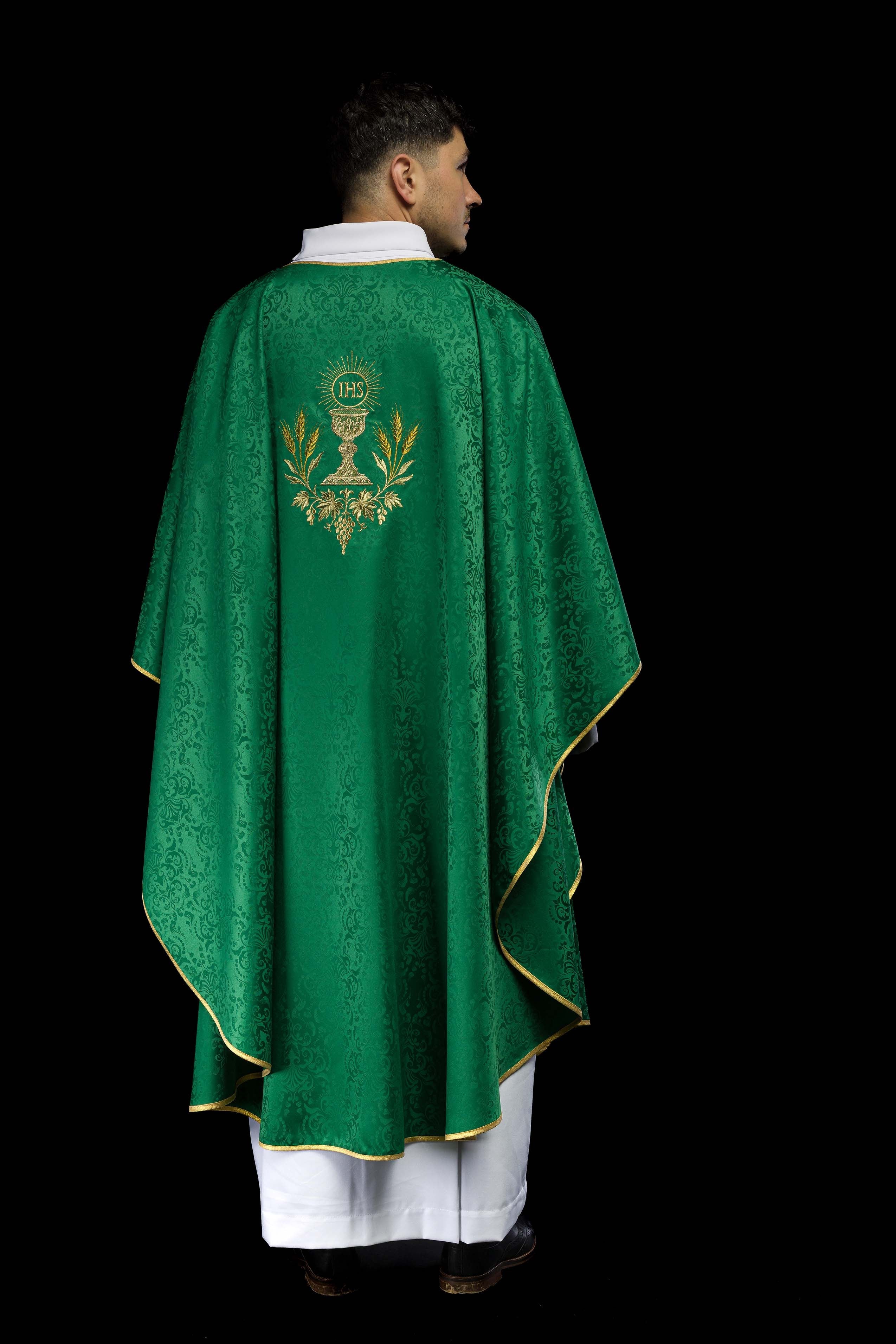 Casula liturgica verde con ricamo del calice e dell’ostia su tessuto jacquard