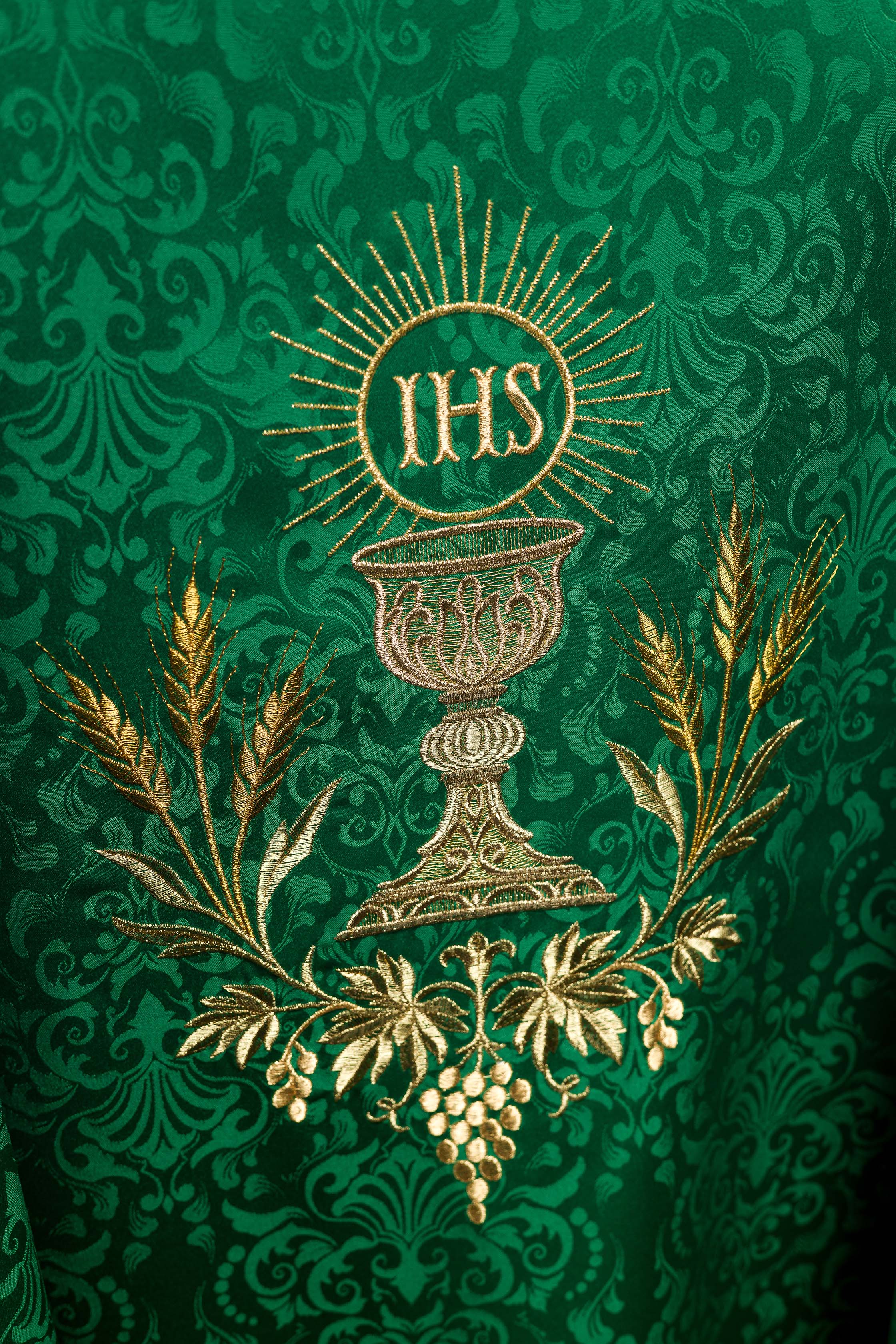 Casula liturgica verde con ricamo del calice e dell’ostia su tessuto jacquard
