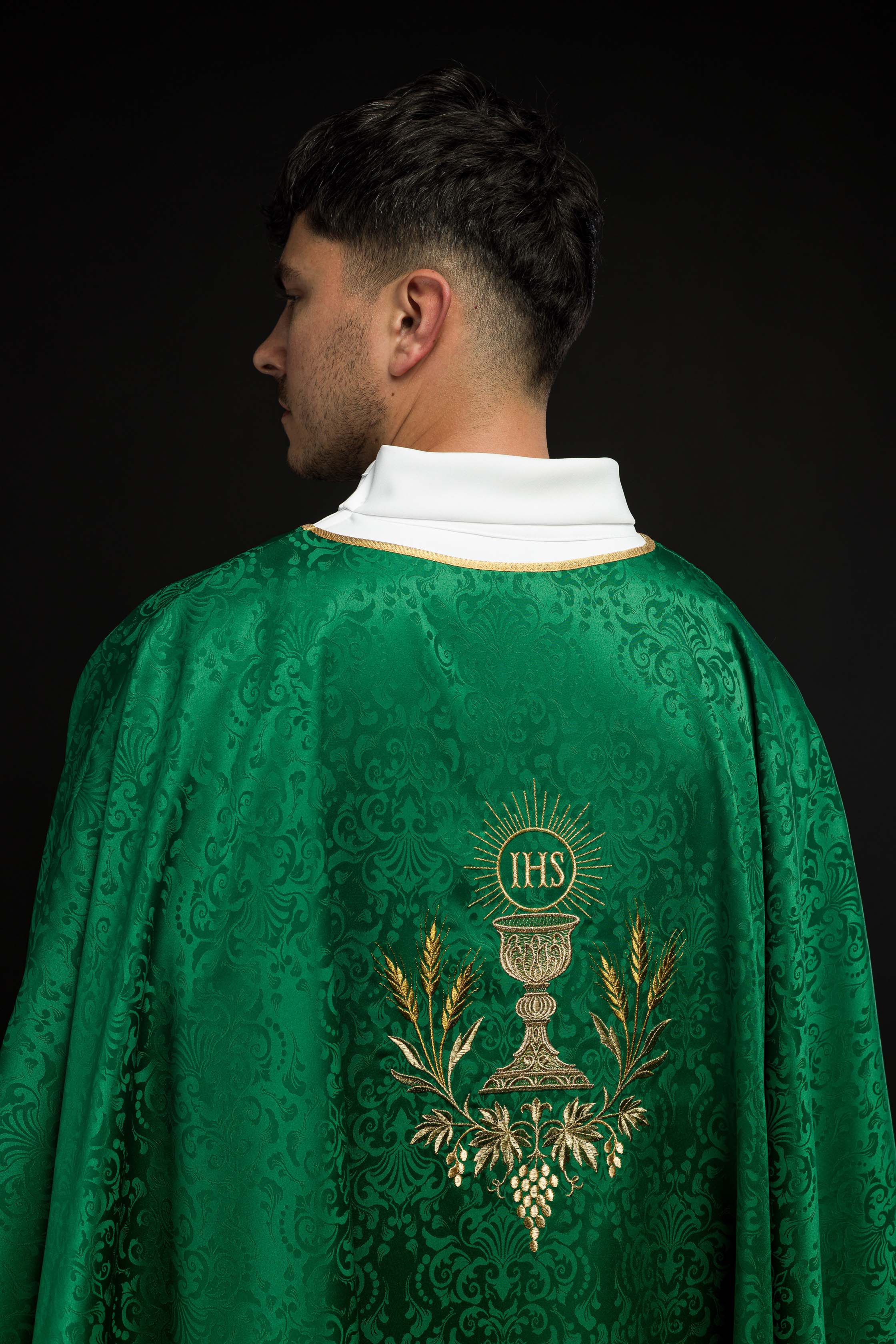 Casula liturgica verde con ricamo del calice e dell’ostia su tessuto jacquard