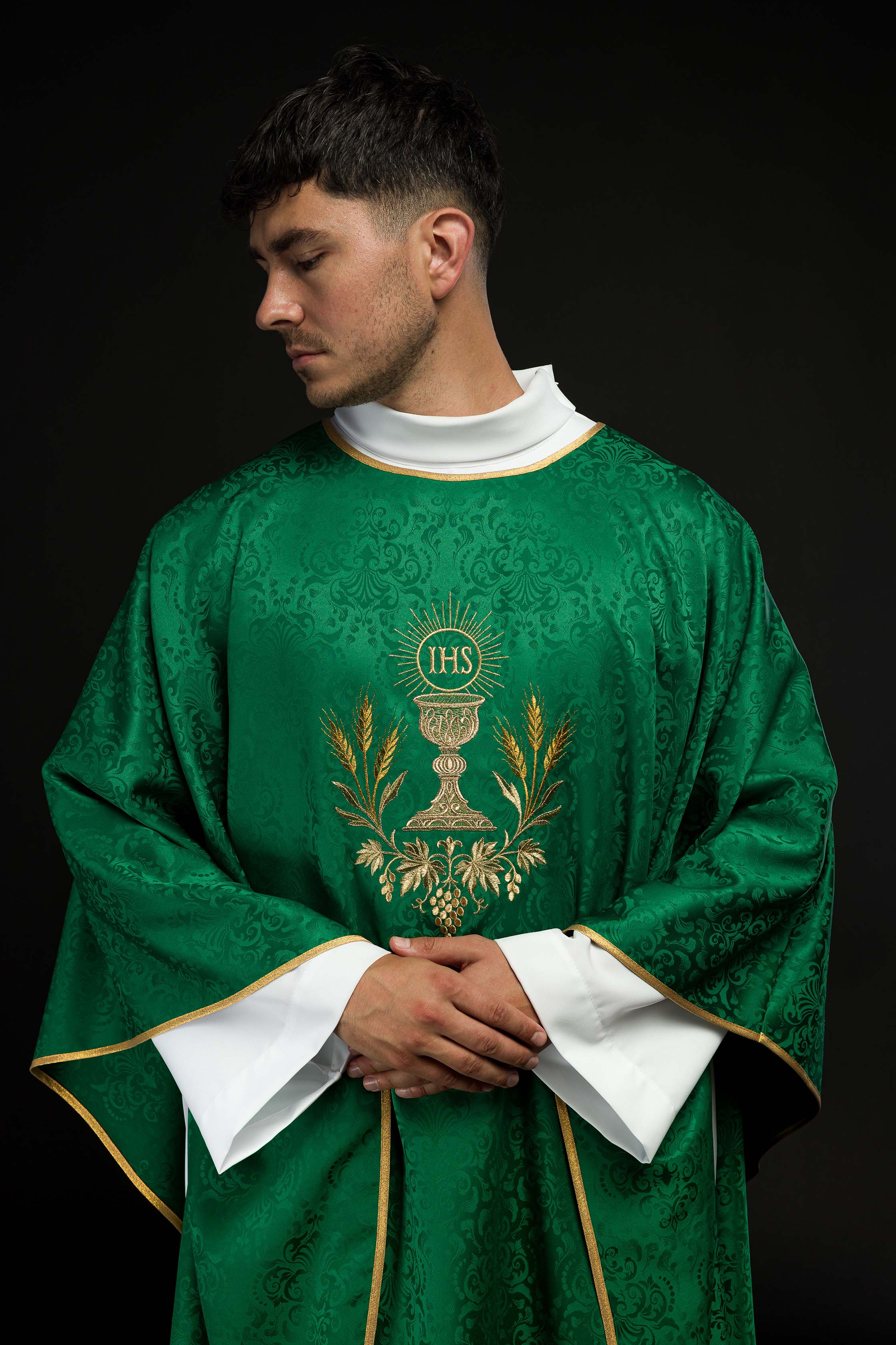 Casula liturgica verde con ricamo del calice e dell’ostia su tessuto jacquard