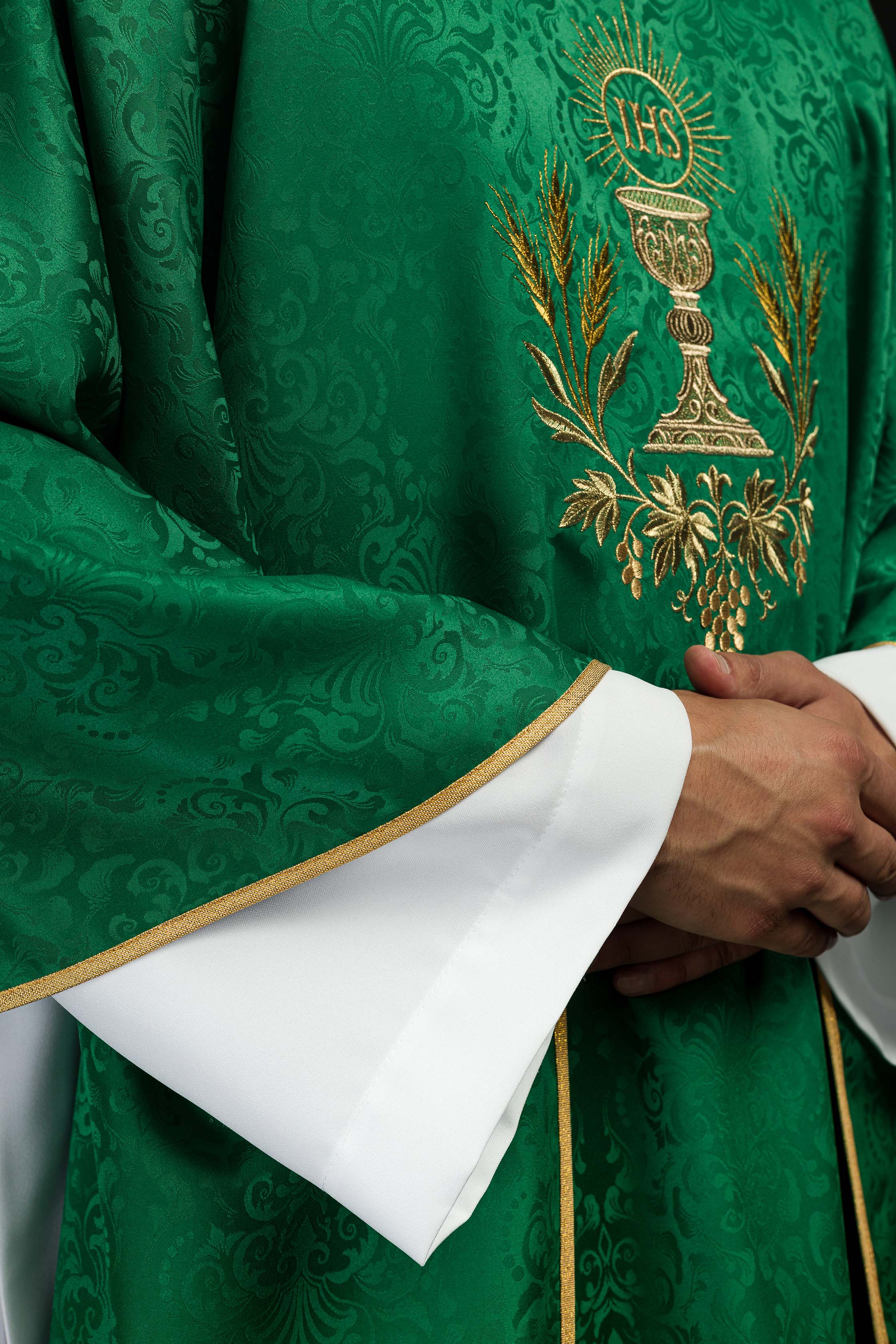 Casula liturgica verde con ricamo del calice e dell’ostia su tessuto jacquard