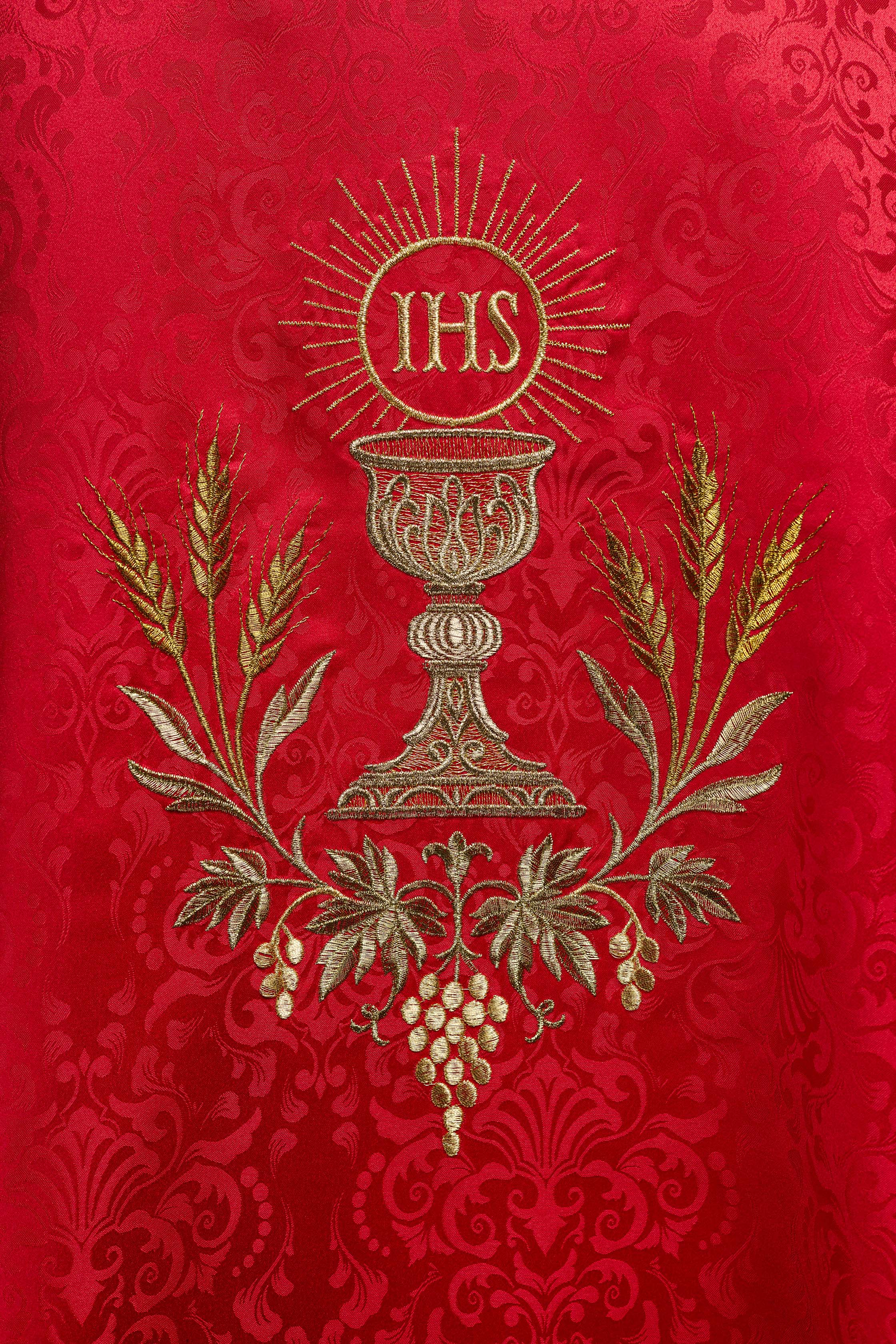 Casula liturgica rossa con ricamo del calice e dell’ostia su tessuto jacquard