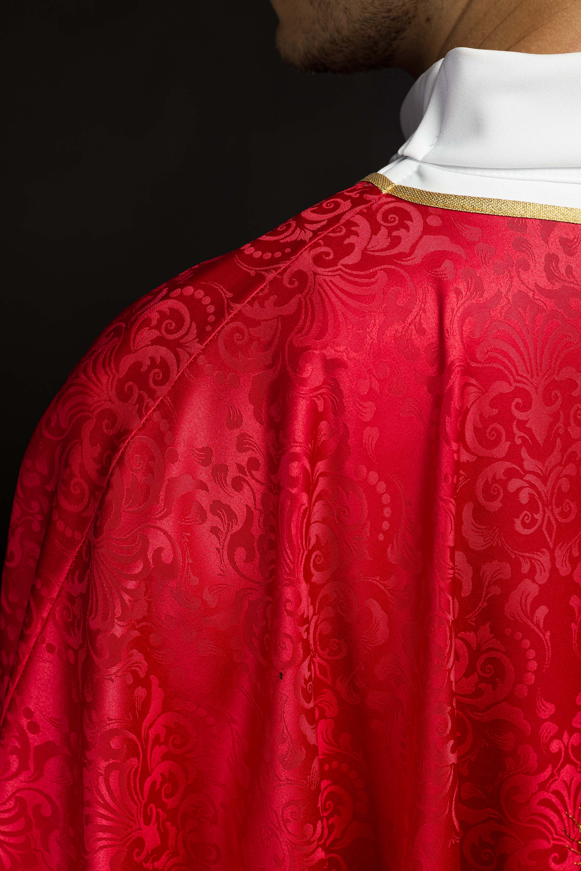Casula liturgica rossa con ricamo del calice e dell’ostia su tessuto jacquard