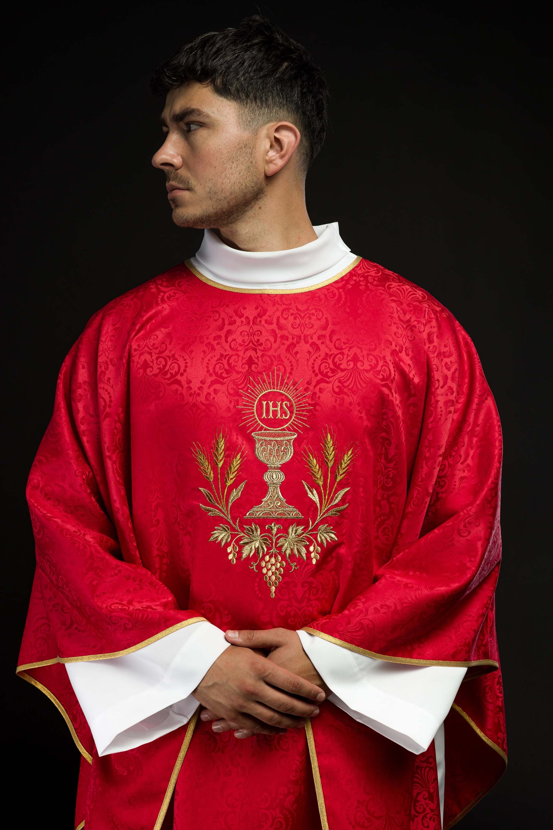 Casula liturgica rossa con ricamo del calice e dell’ostia su tessuto jacquard