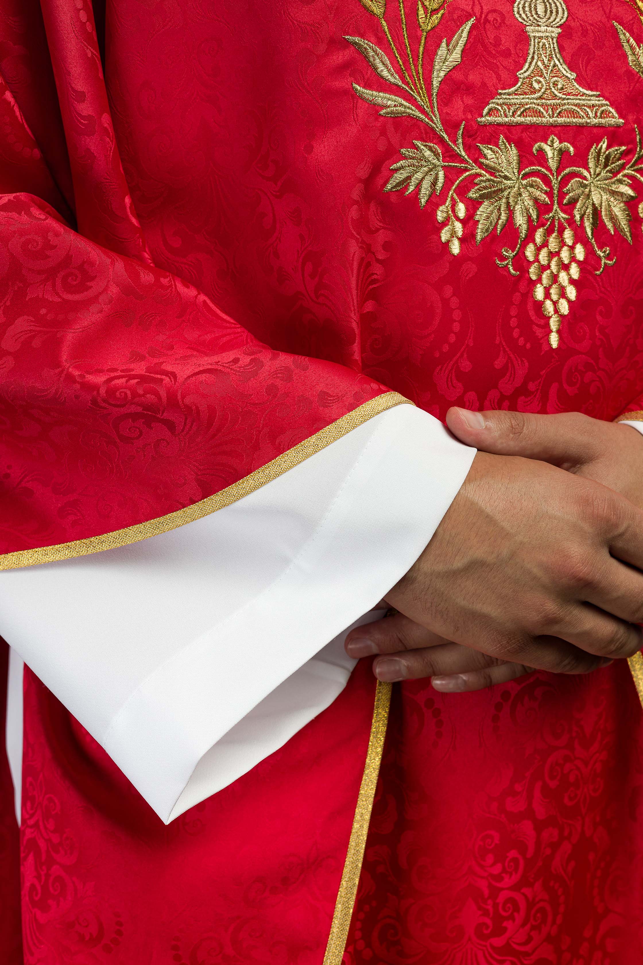 Casula liturgica rossa con ricamo del calice e dell’ostia su tessuto jacquard