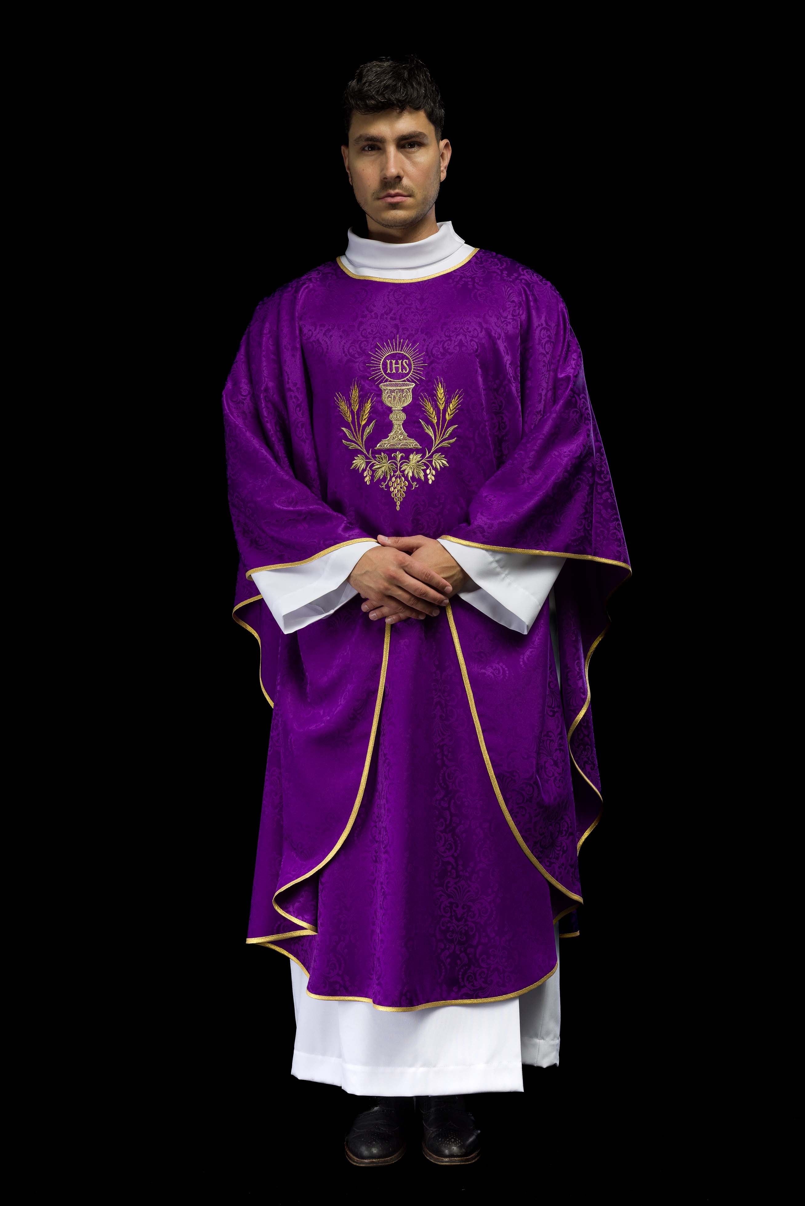 Casula liturgica viola con ricamo del calice e dell’ostia su tessuto jacquard