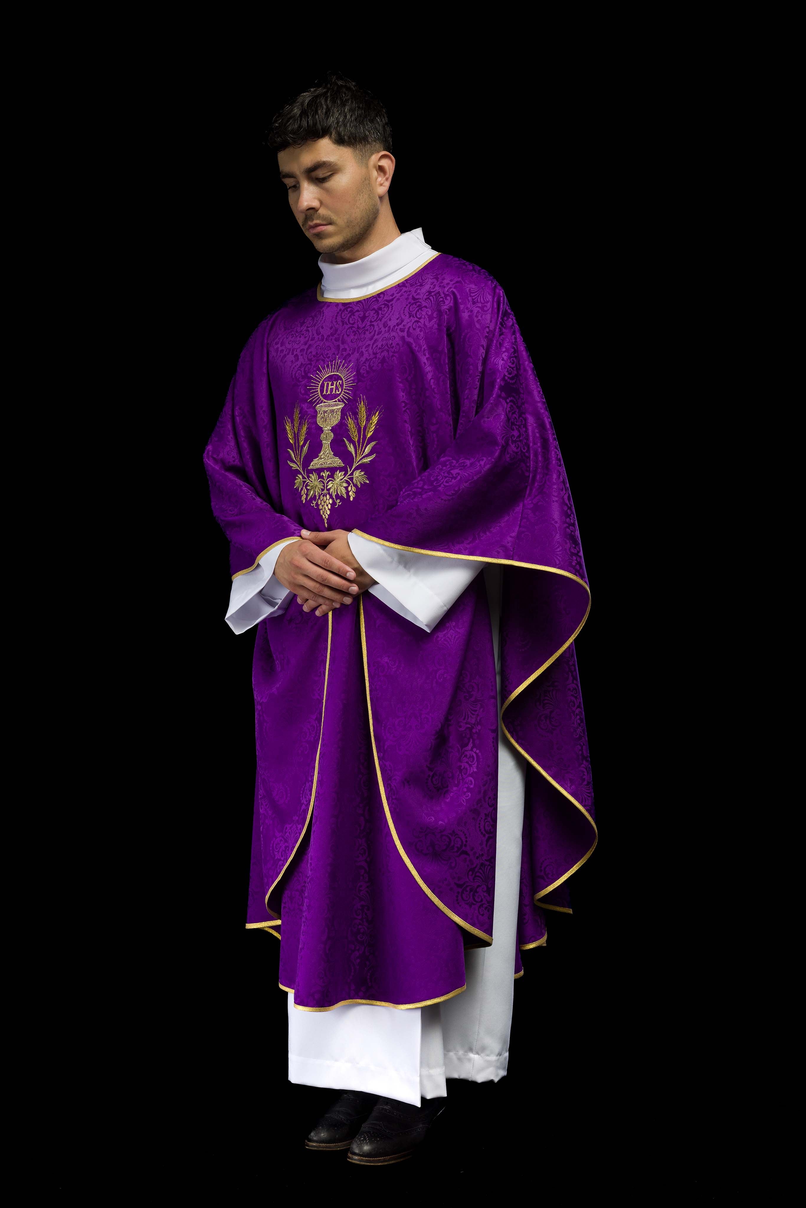 Casula liturgica viola con ricamo del calice e dell’ostia su tessuto jacquard