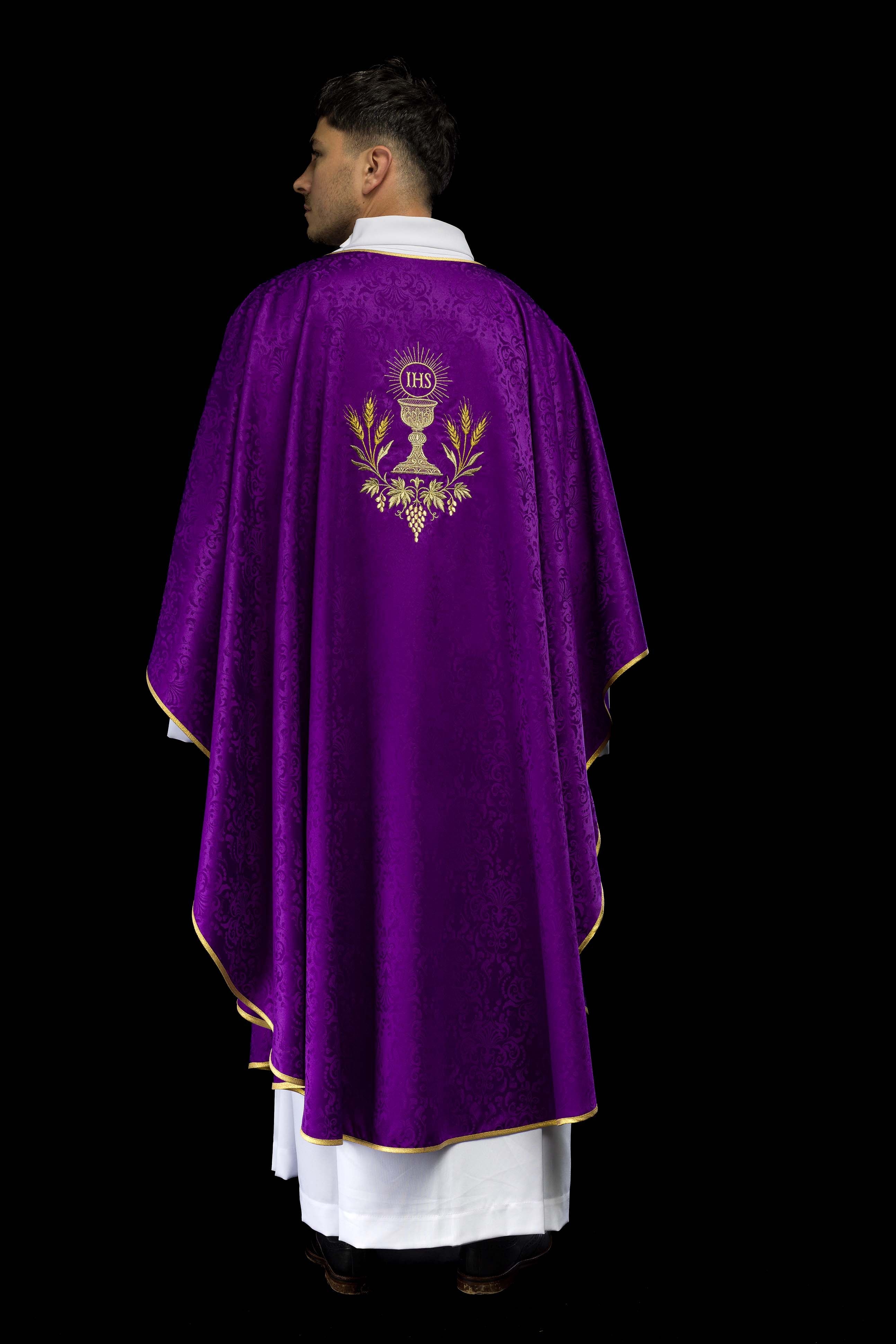 Casula liturgica viola con ricamo del calice e dell’ostia su tessuto jacquard