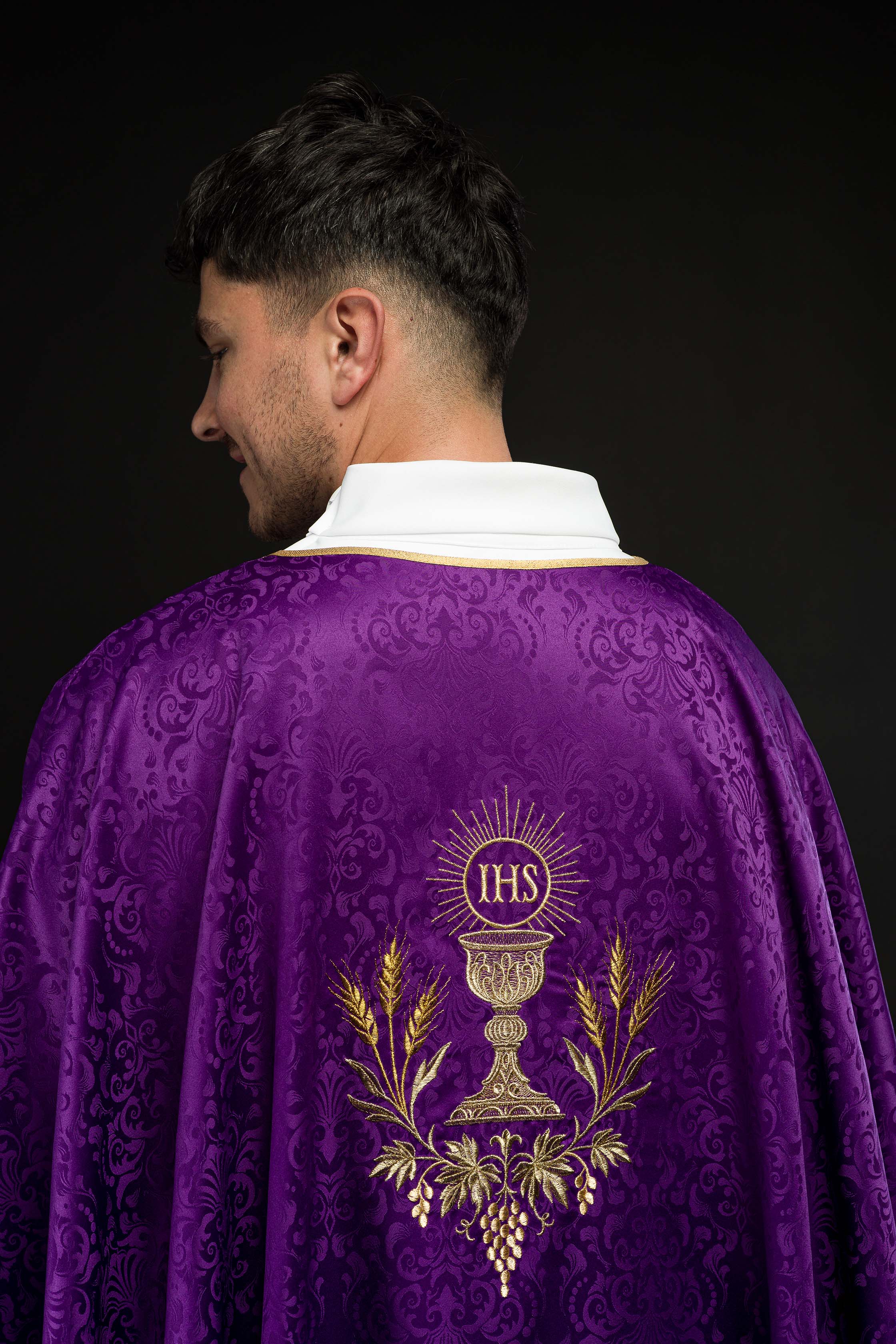 Casula liturgica viola con ricamo del calice e dell’ostia su tessuto jacquard