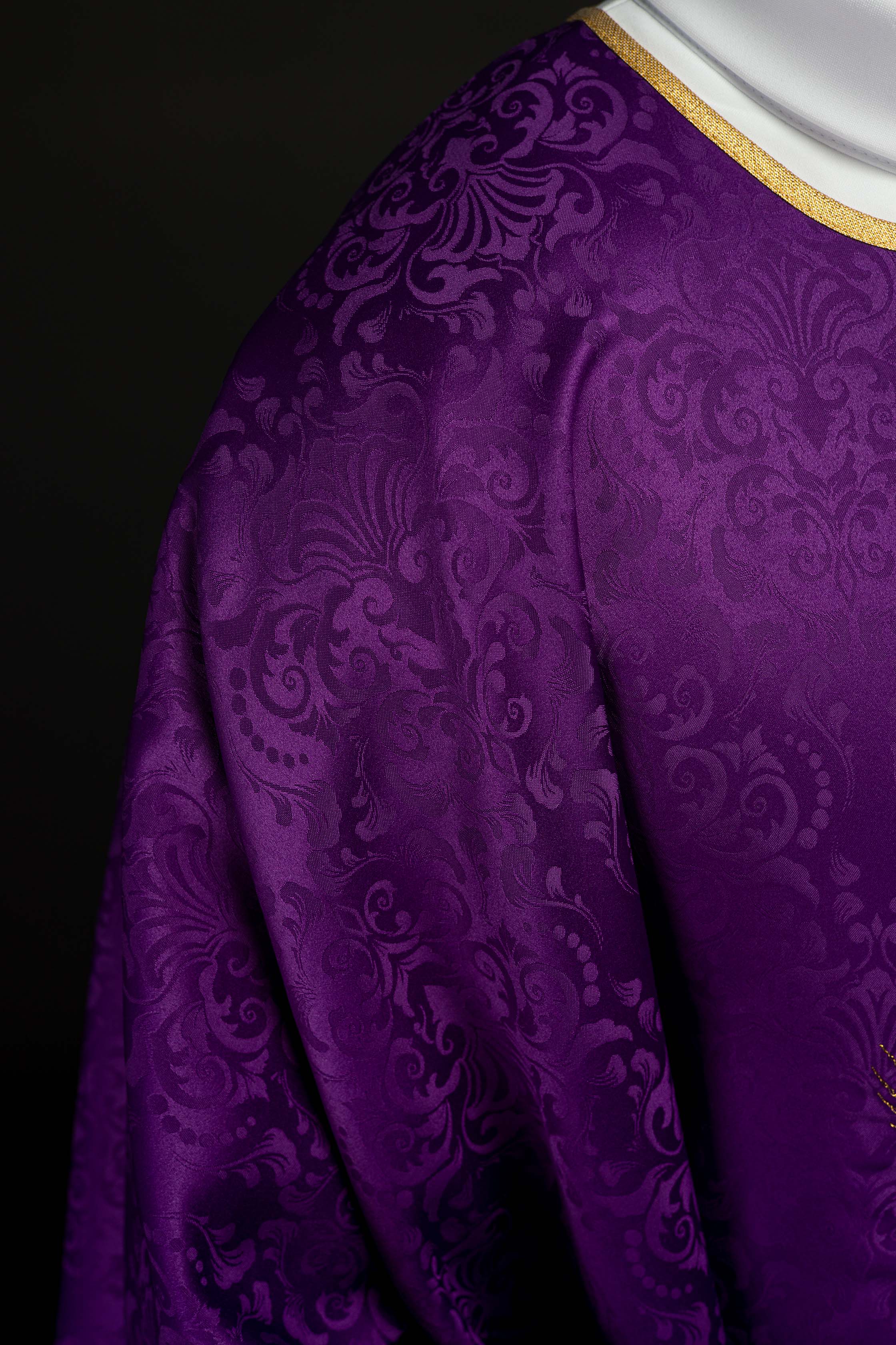 Casula liturgica viola con ricamo del calice e dell’ostia su tessuto jacquard