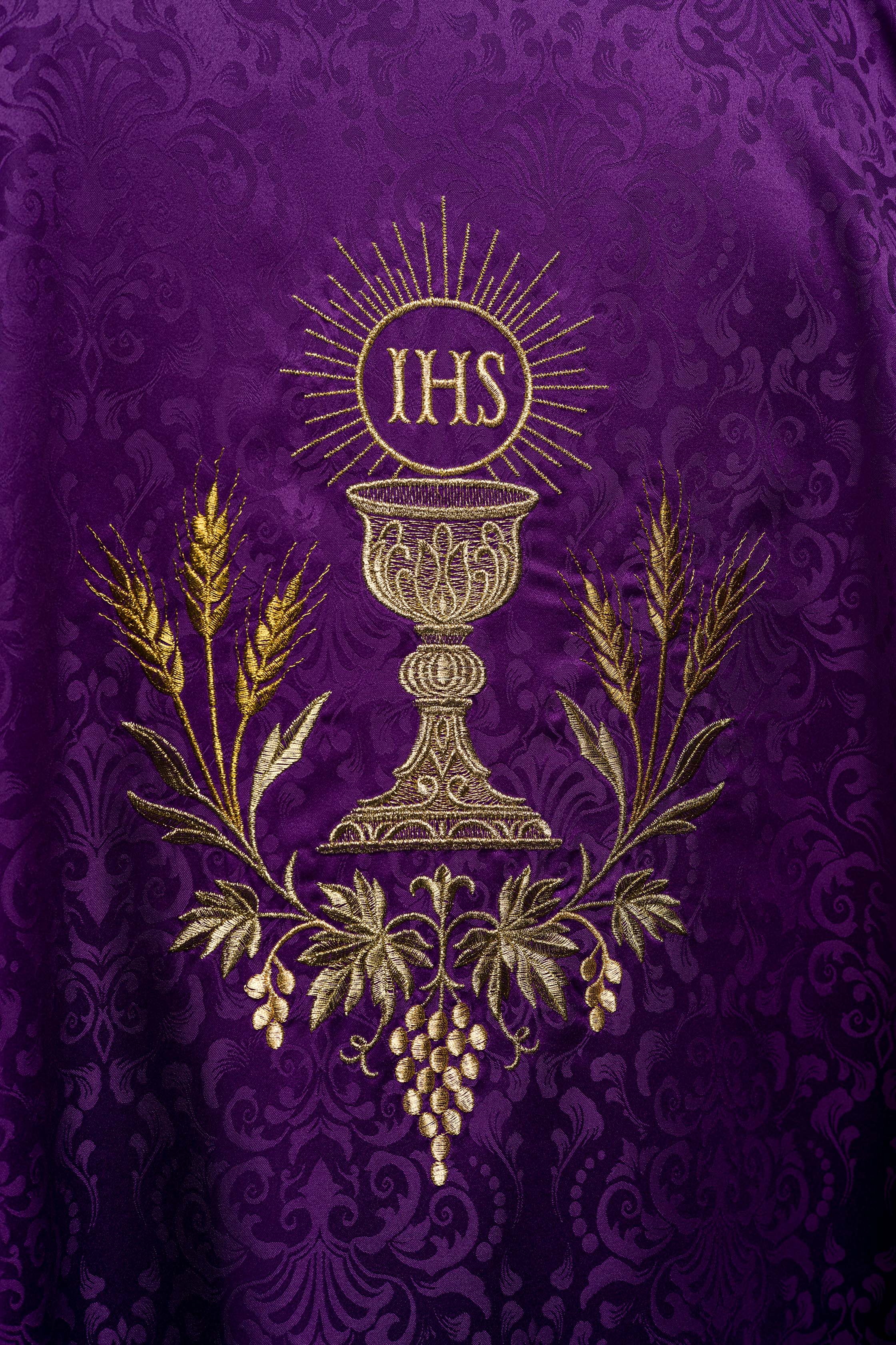 Casula liturgica viola con ricamo del calice e dell’ostia su tessuto jacquard