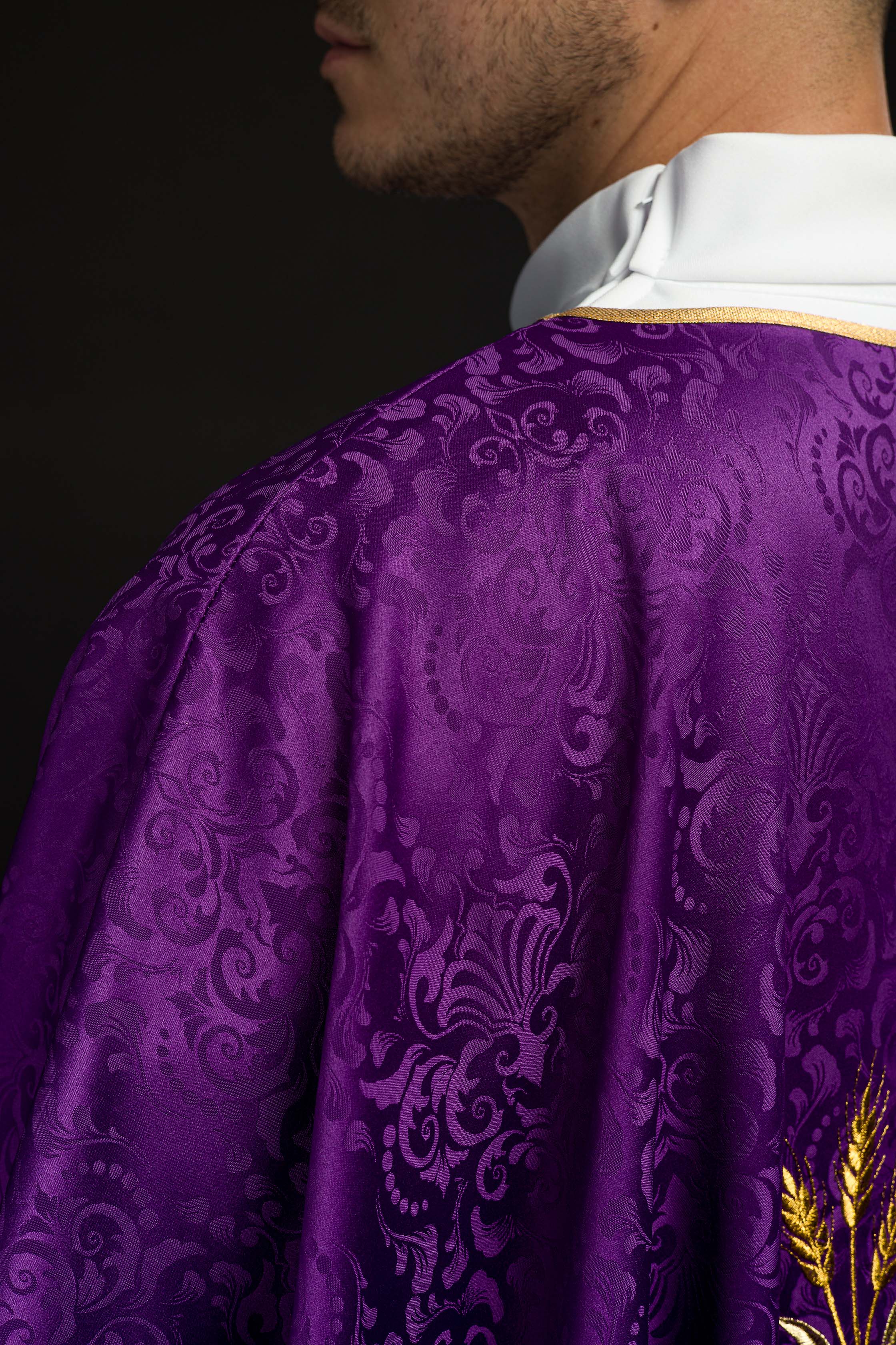 Casula liturgica viola con ricamo del calice e dell’ostia su tessuto jacquard