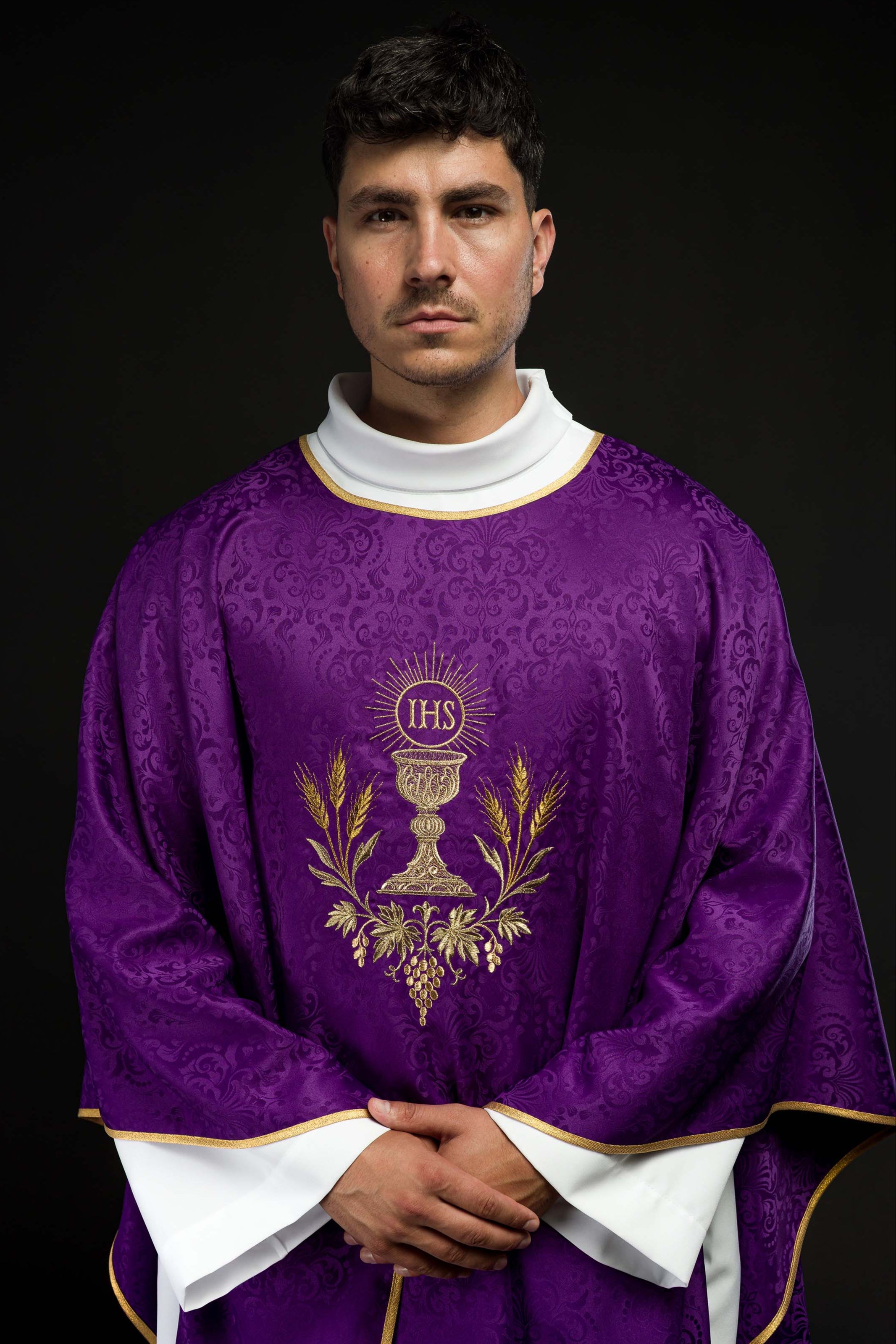 Casula liturgica viola con ricamo del calice e dell’ostia su tessuto jacquard