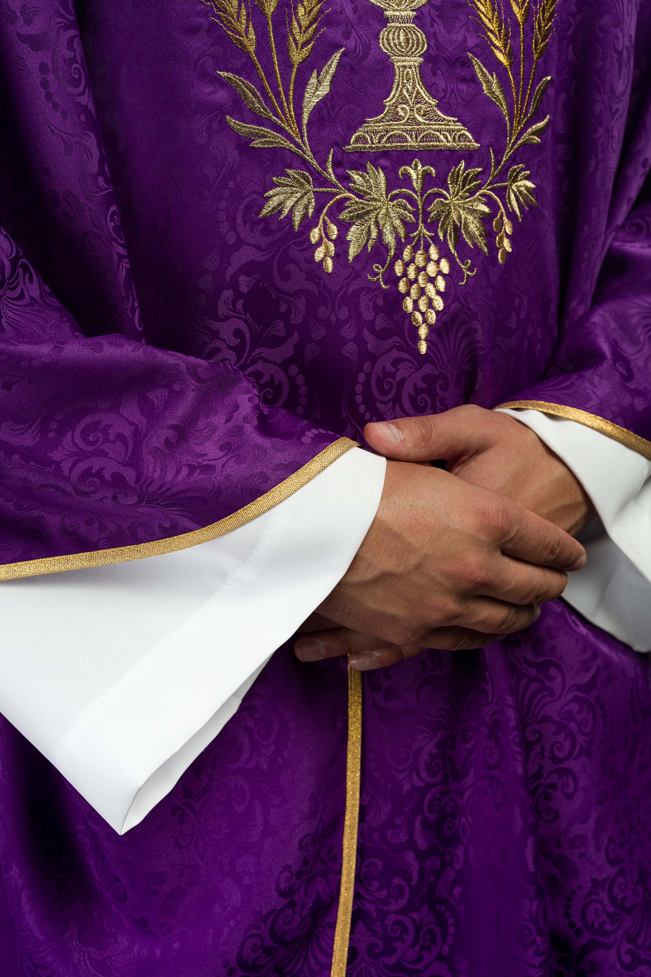 Casula liturgica viola con ricamo del calice e dell’ostia su tessuto jacquard