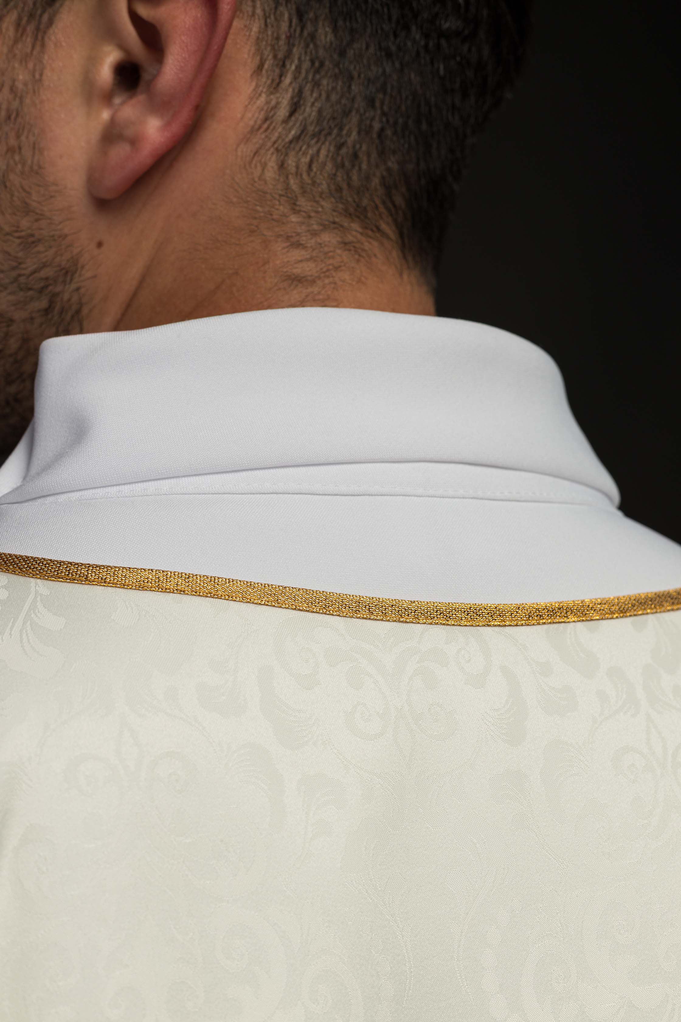 Casula liturgica écru con ricamo di calice e ostia su tessuto jacquard