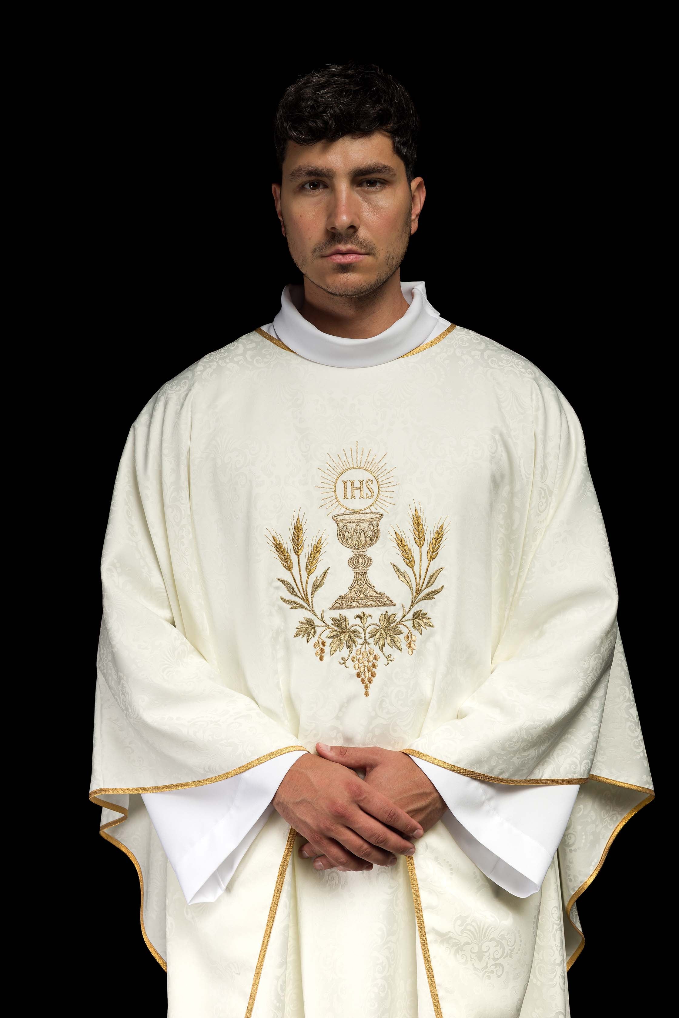 Casula liturgica écru con ricamo di calice e ostia su tessuto jacquard