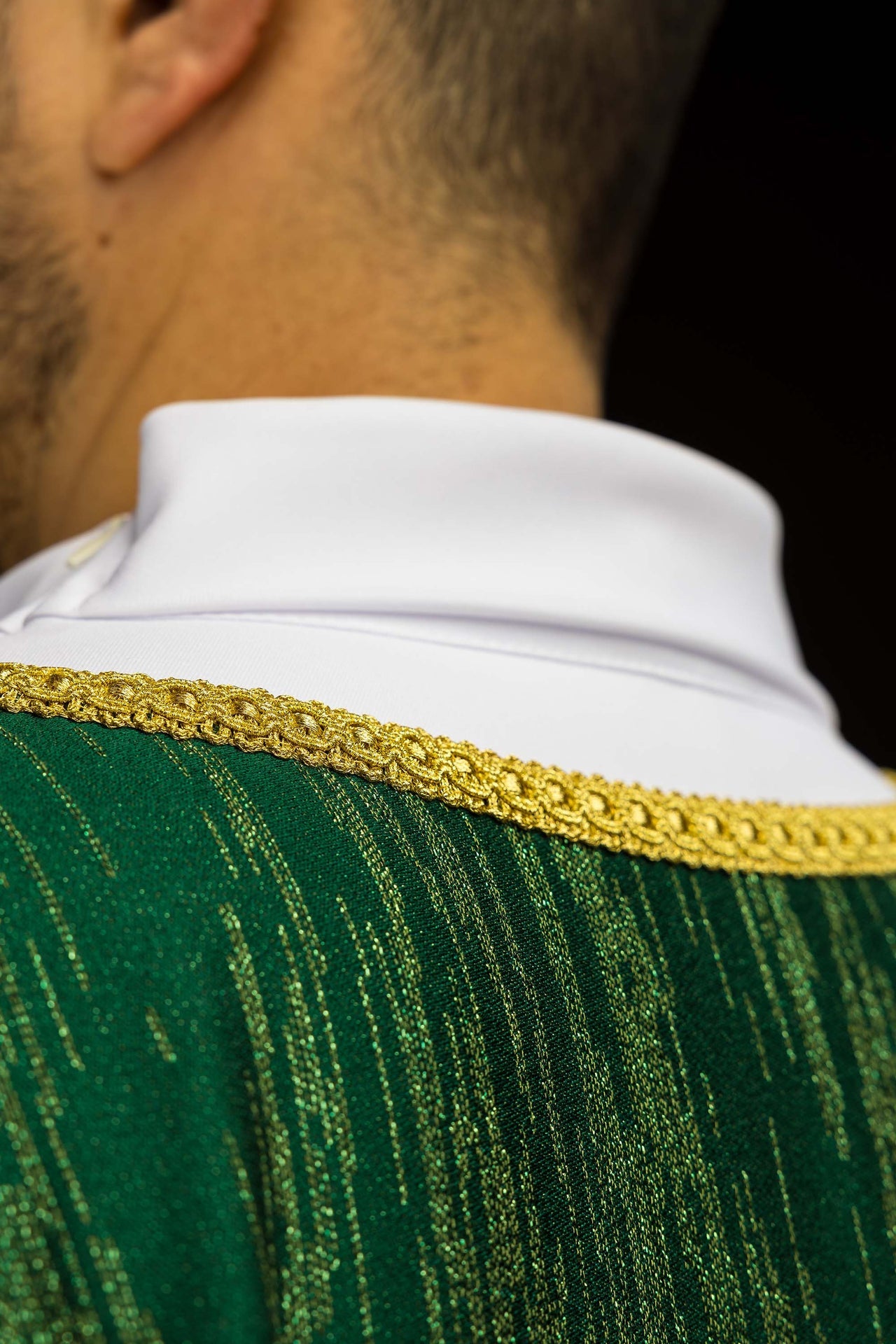 Casula verde con motivo ricamato della croce su tessuto decorativo