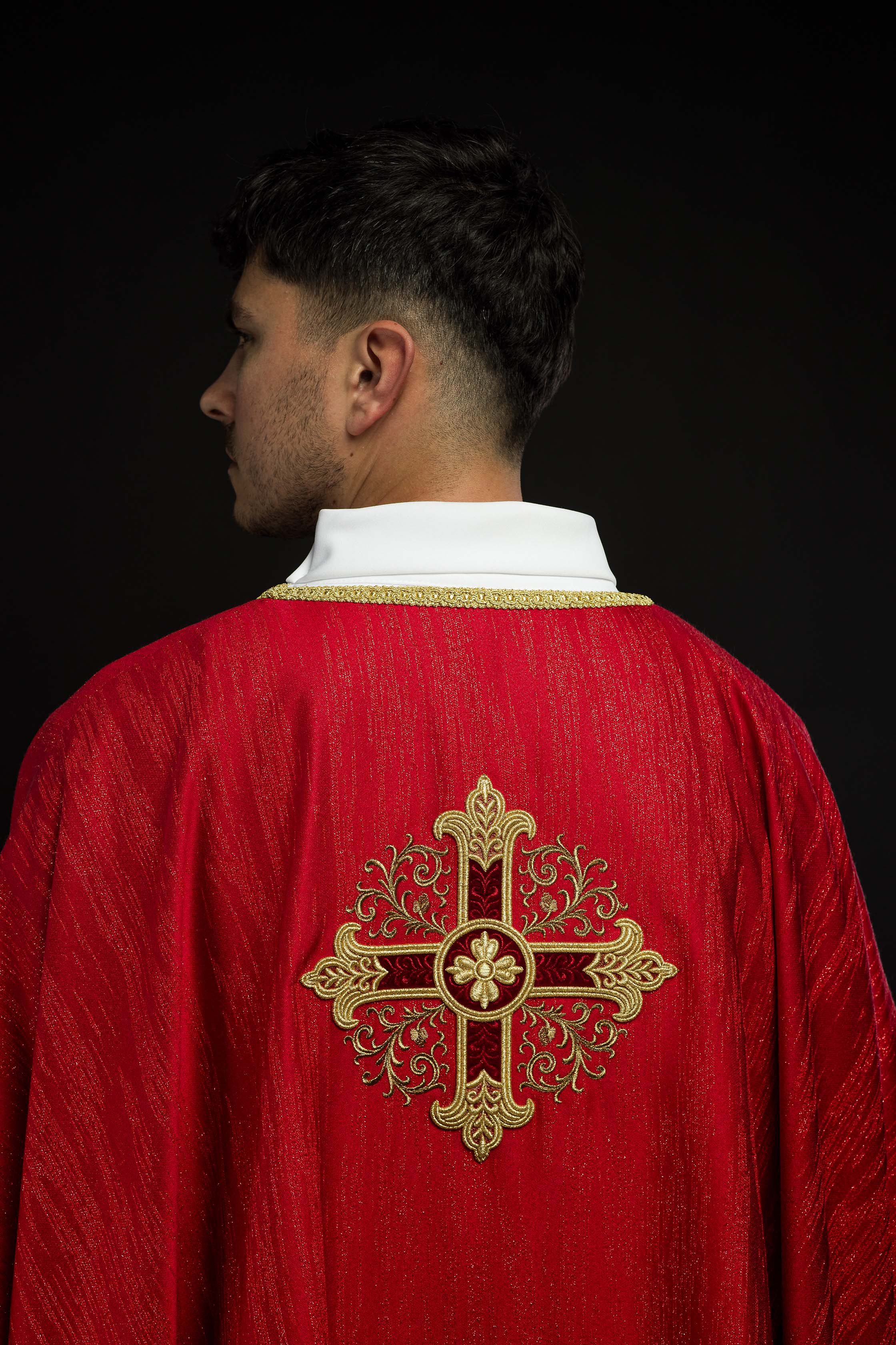 Casula rossa con motivo ricamato della croce su tessuto decorativo