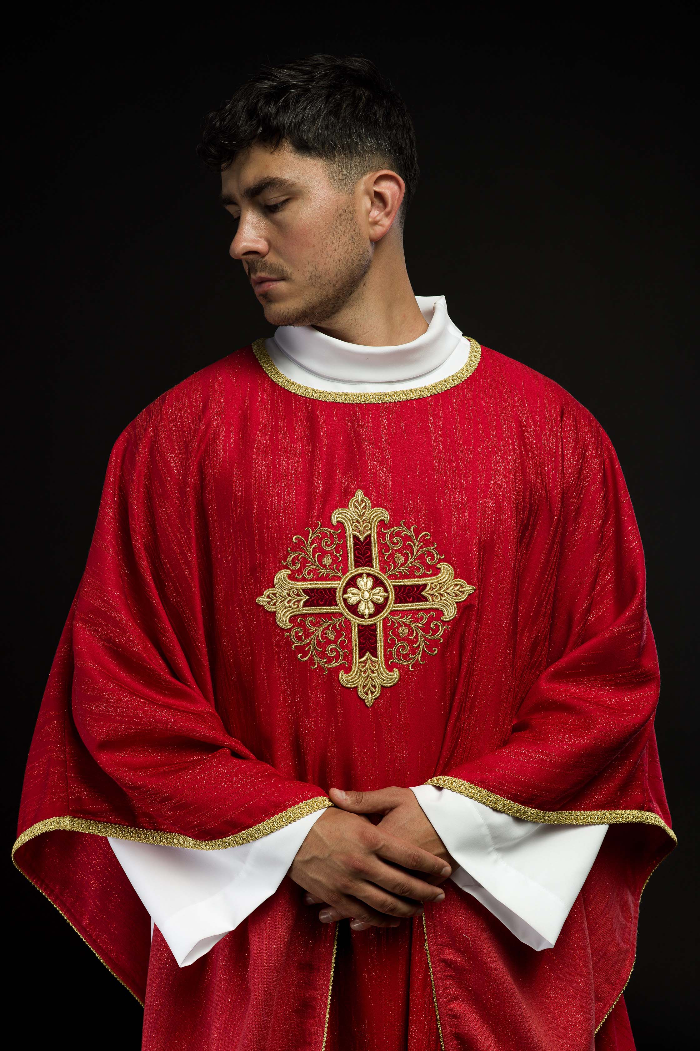 Casula rossa con motivo ricamato della croce su tessuto decorativo