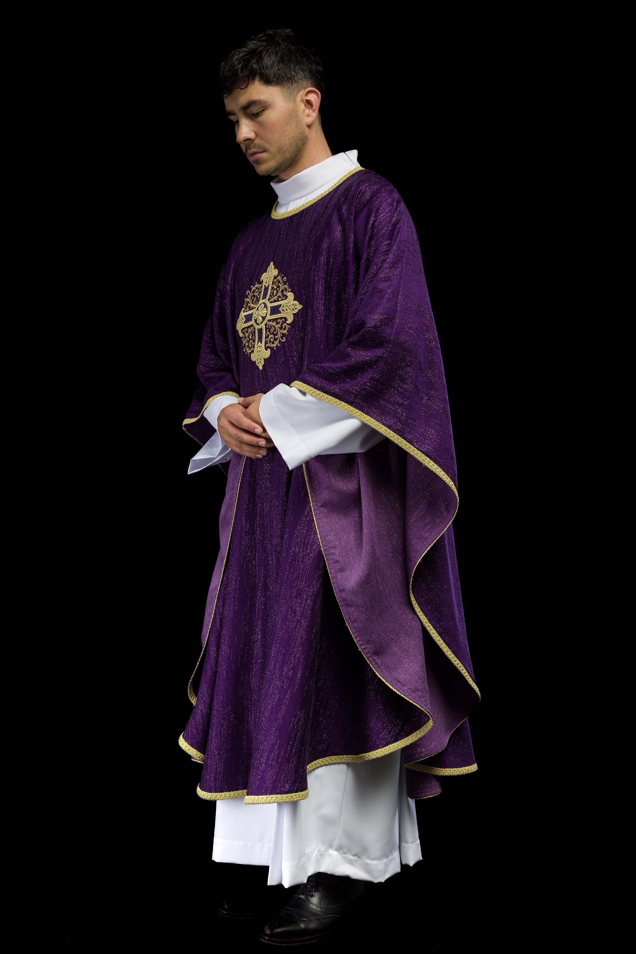 Casula viola con motivo ricamato della croce su tessuto decorativo