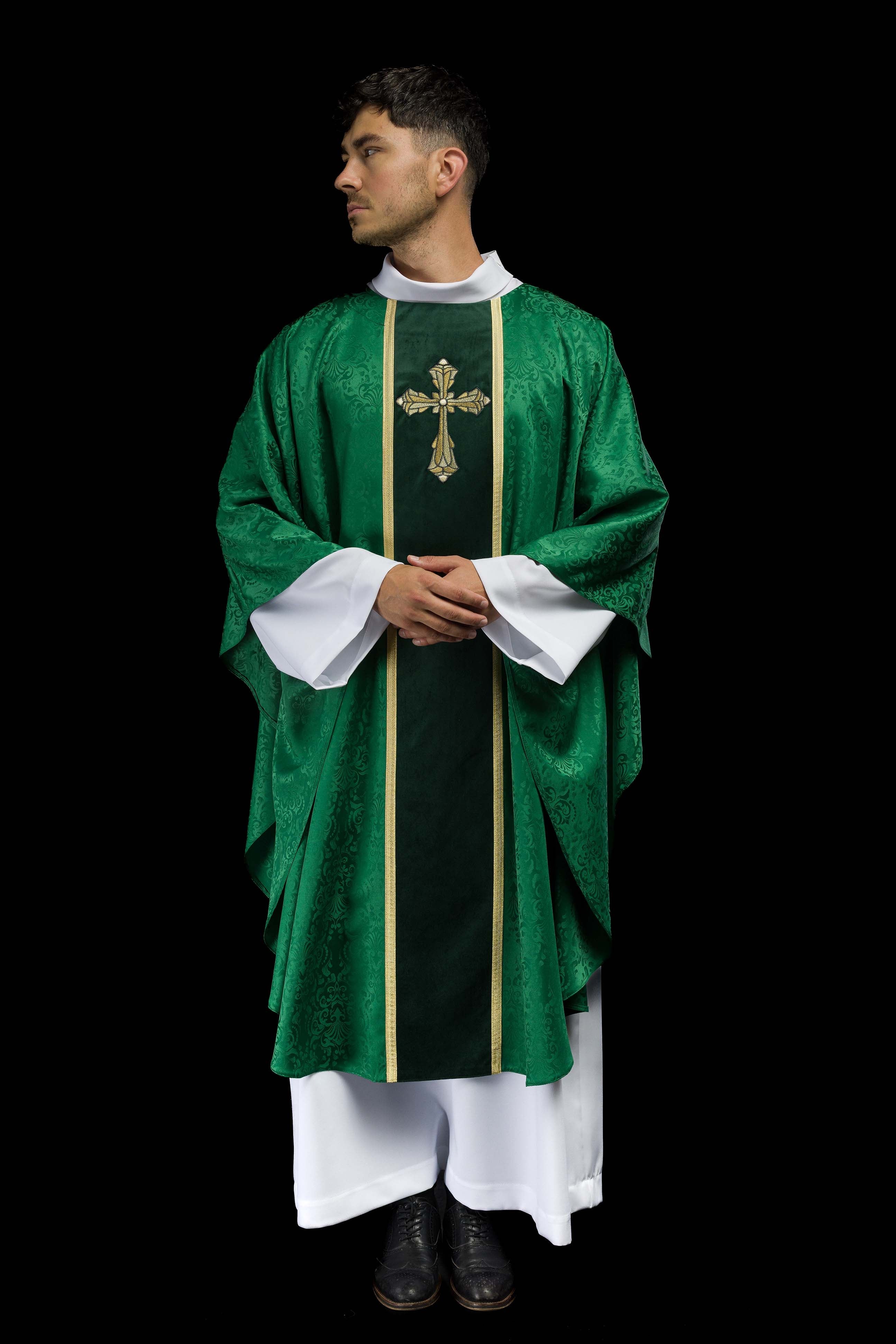 Casula liturgica verde con cintura e ricamo a croce su tessuto jacquard