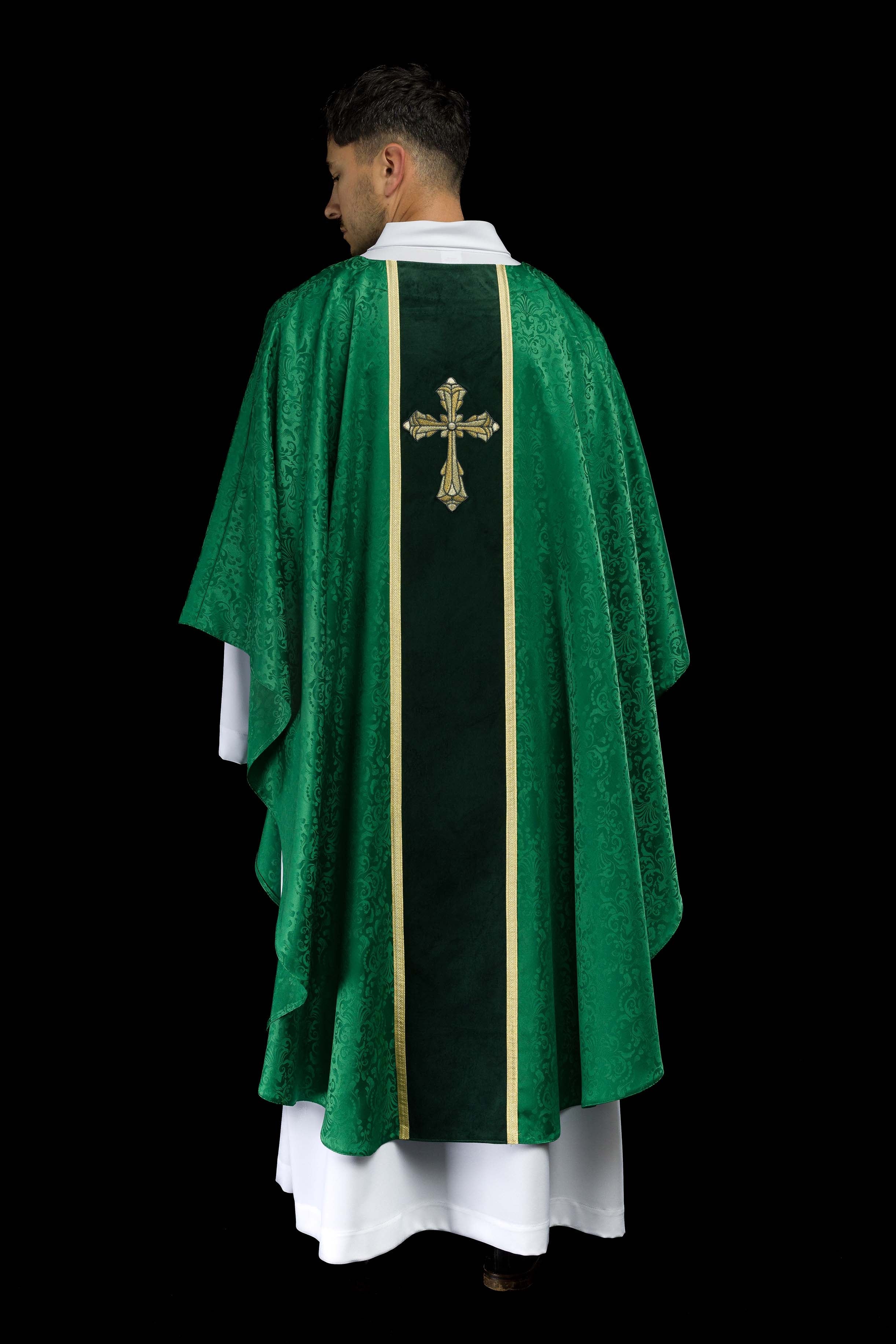 Casula liturgica verde con cintura e ricamo a croce su tessuto jacquard