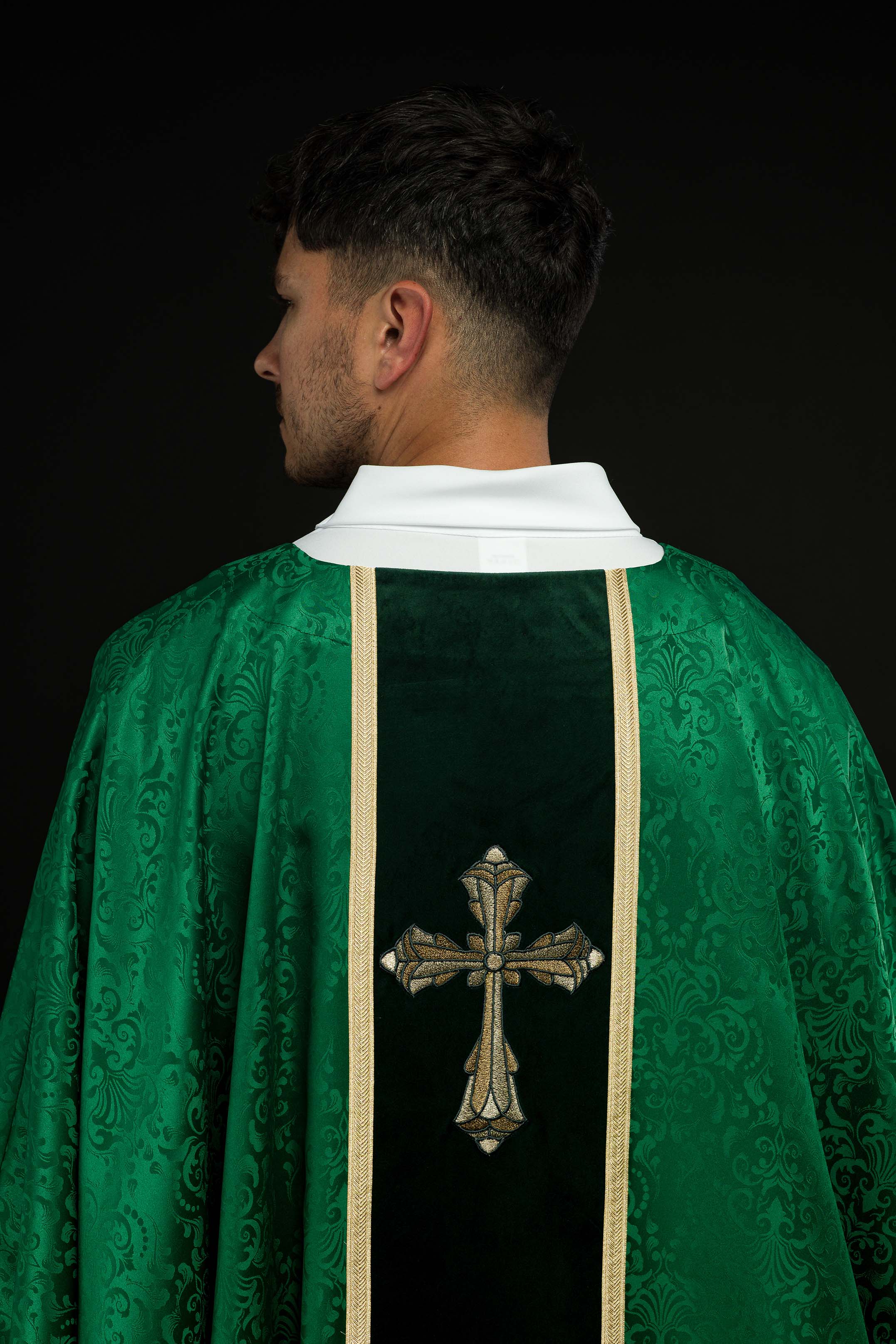 Casula liturgica verde con cintura e ricamo a croce su tessuto jacquard
