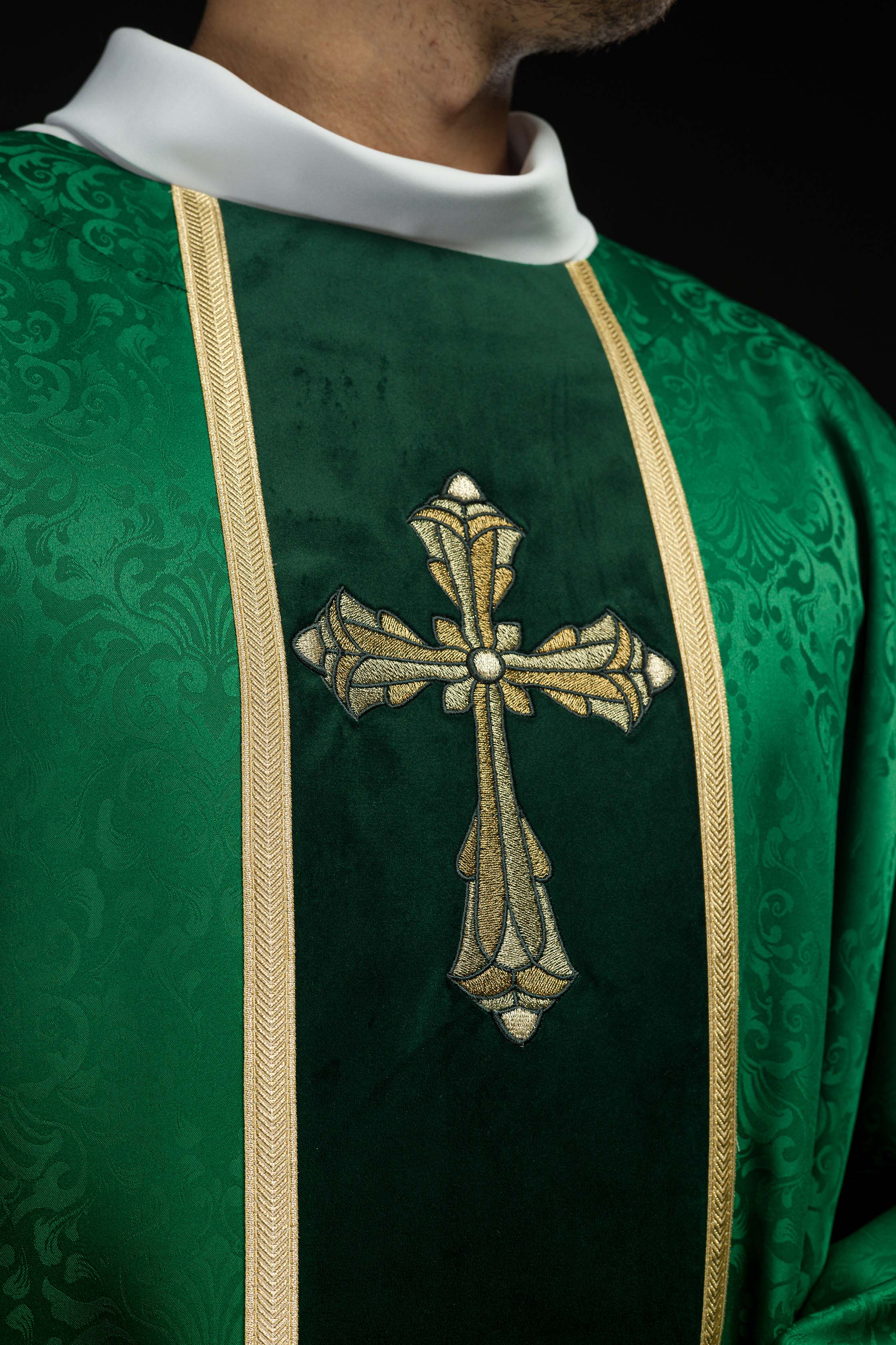 Casula liturgica verde con cintura e ricamo a croce su tessuto jacquard
