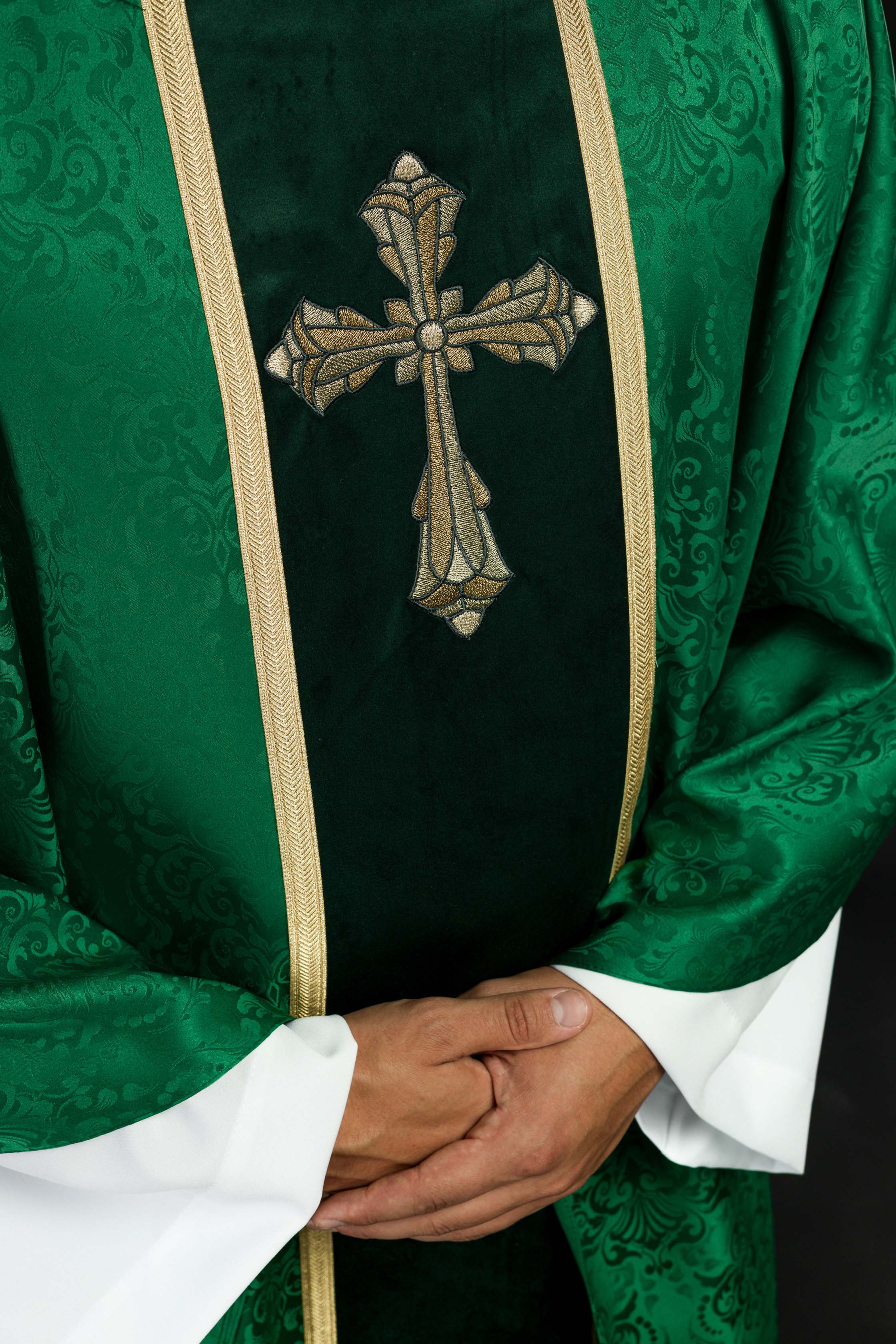 Casula liturgica verde con cintura e ricamo a croce su tessuto jacquard