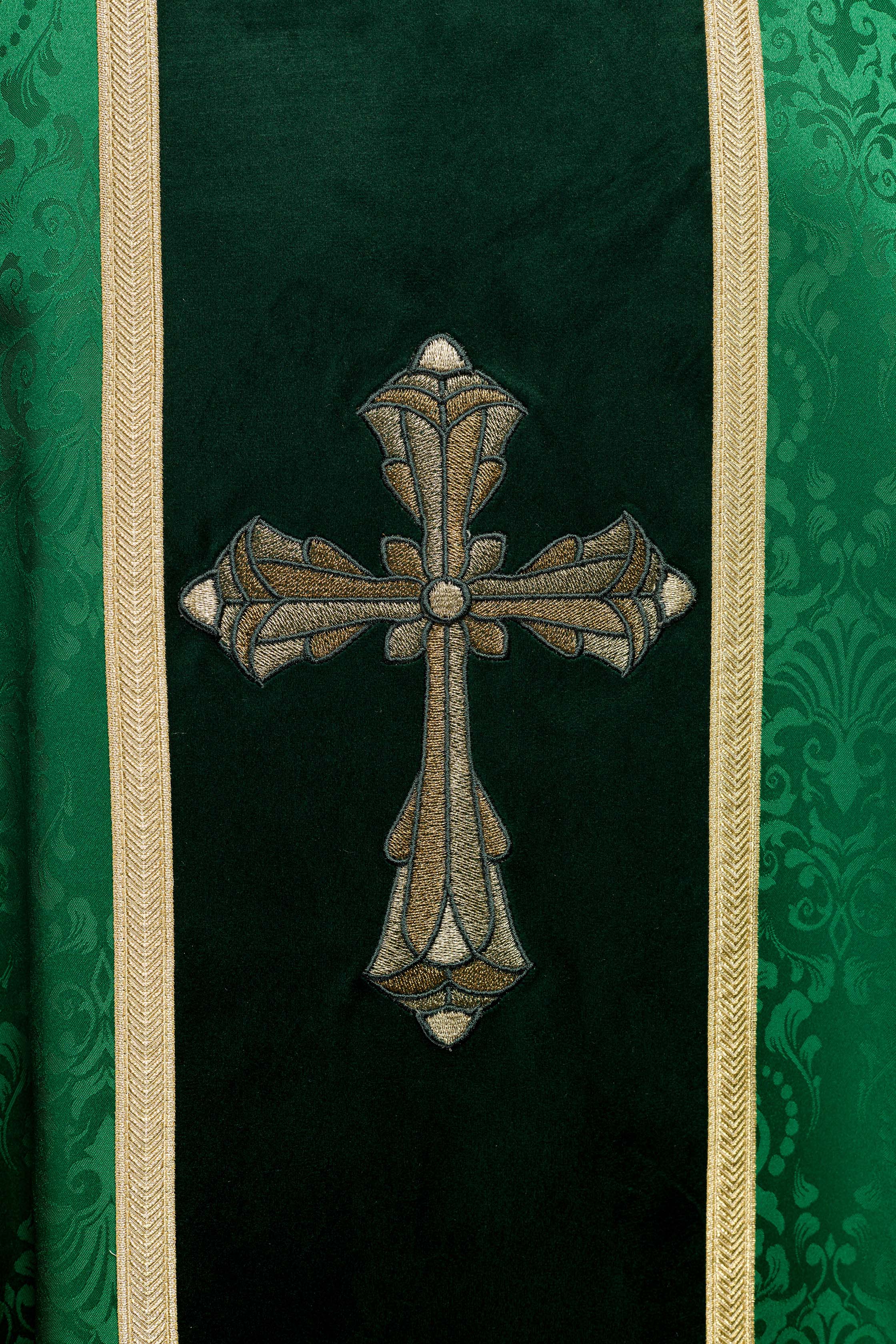 Casula liturgica verde con cintura e ricamo a croce su tessuto jacquard