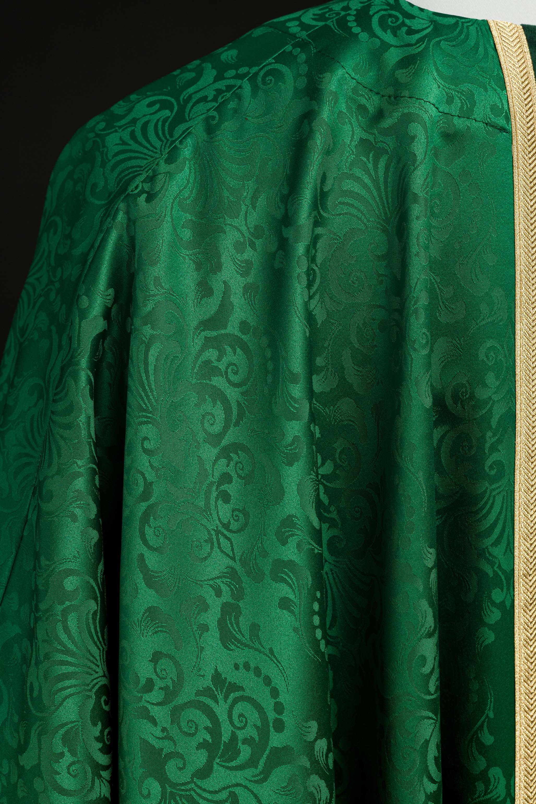 Casula liturgica verde con cintura e ricamo a croce su tessuto jacquard
