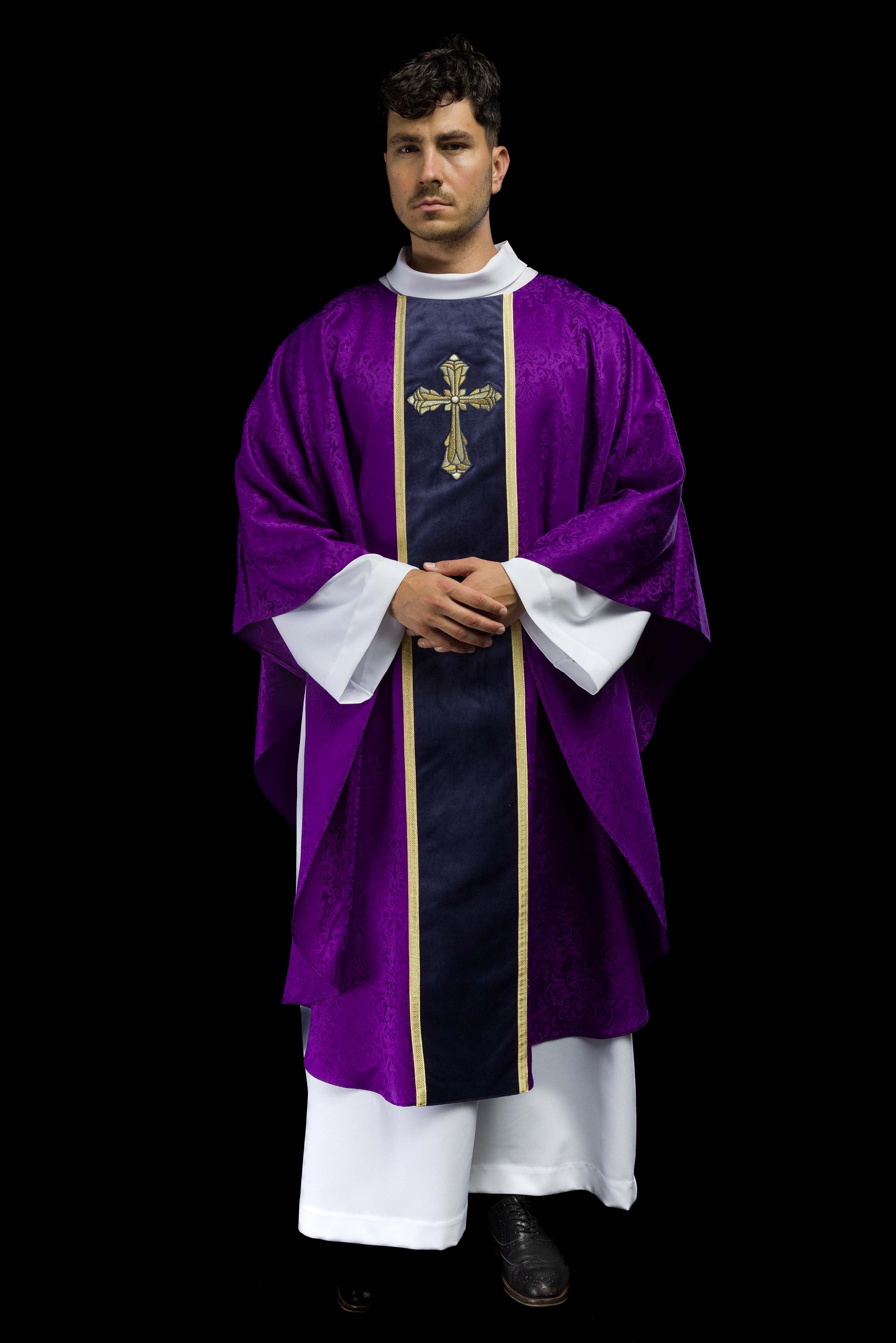 Casula liturgica viola con cintura e ricamo a croce su tessuto jacquard