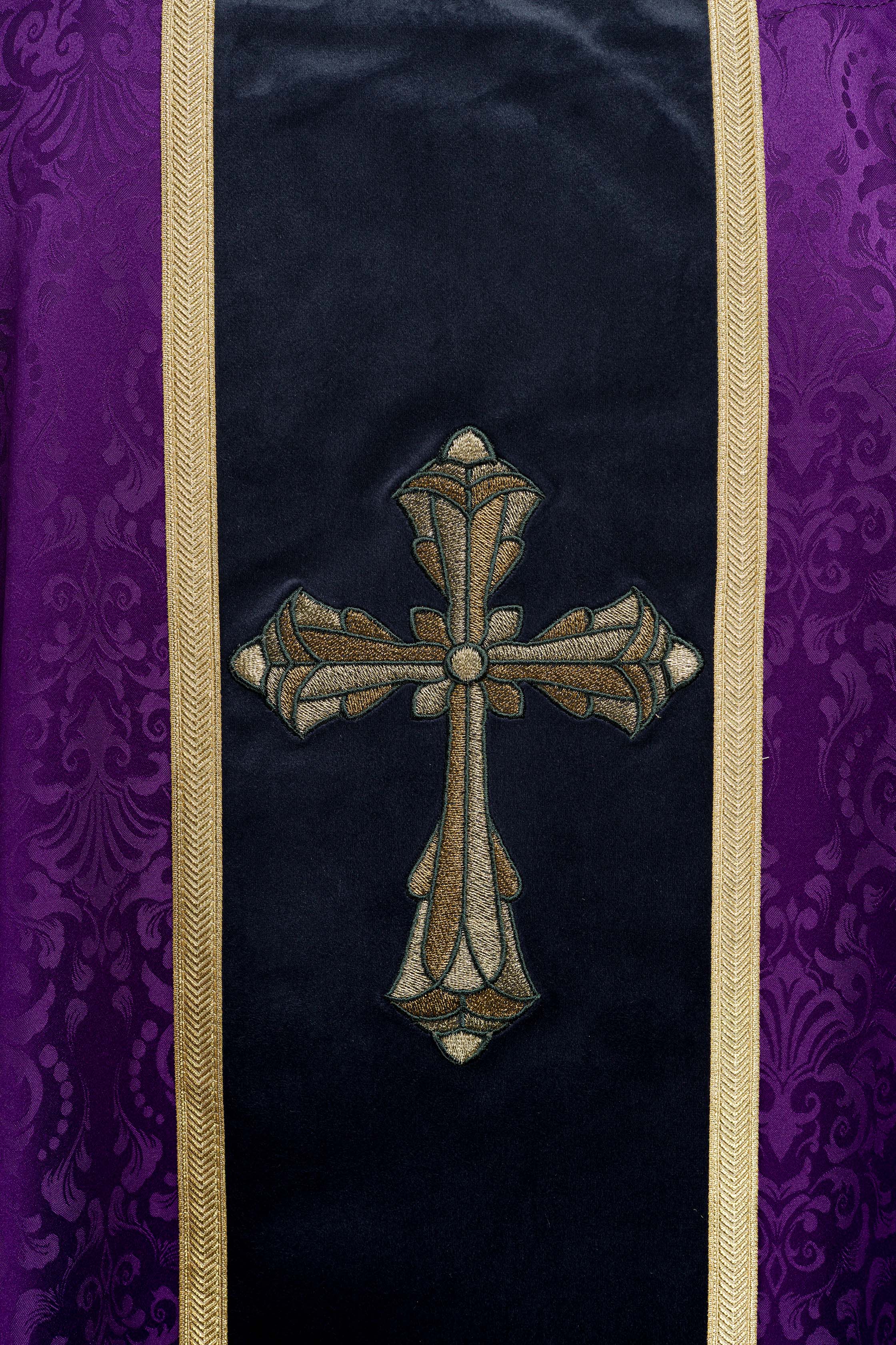 Casula liturgica viola con cintura e ricamo a croce su tessuto jacquard