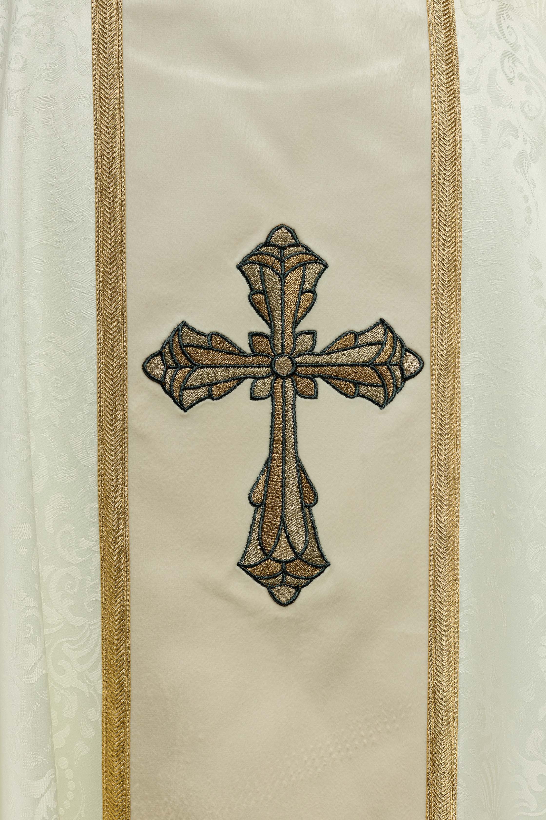 Casula liturgica color ecru con stolone e ricamo della croce su tessuto jacquard