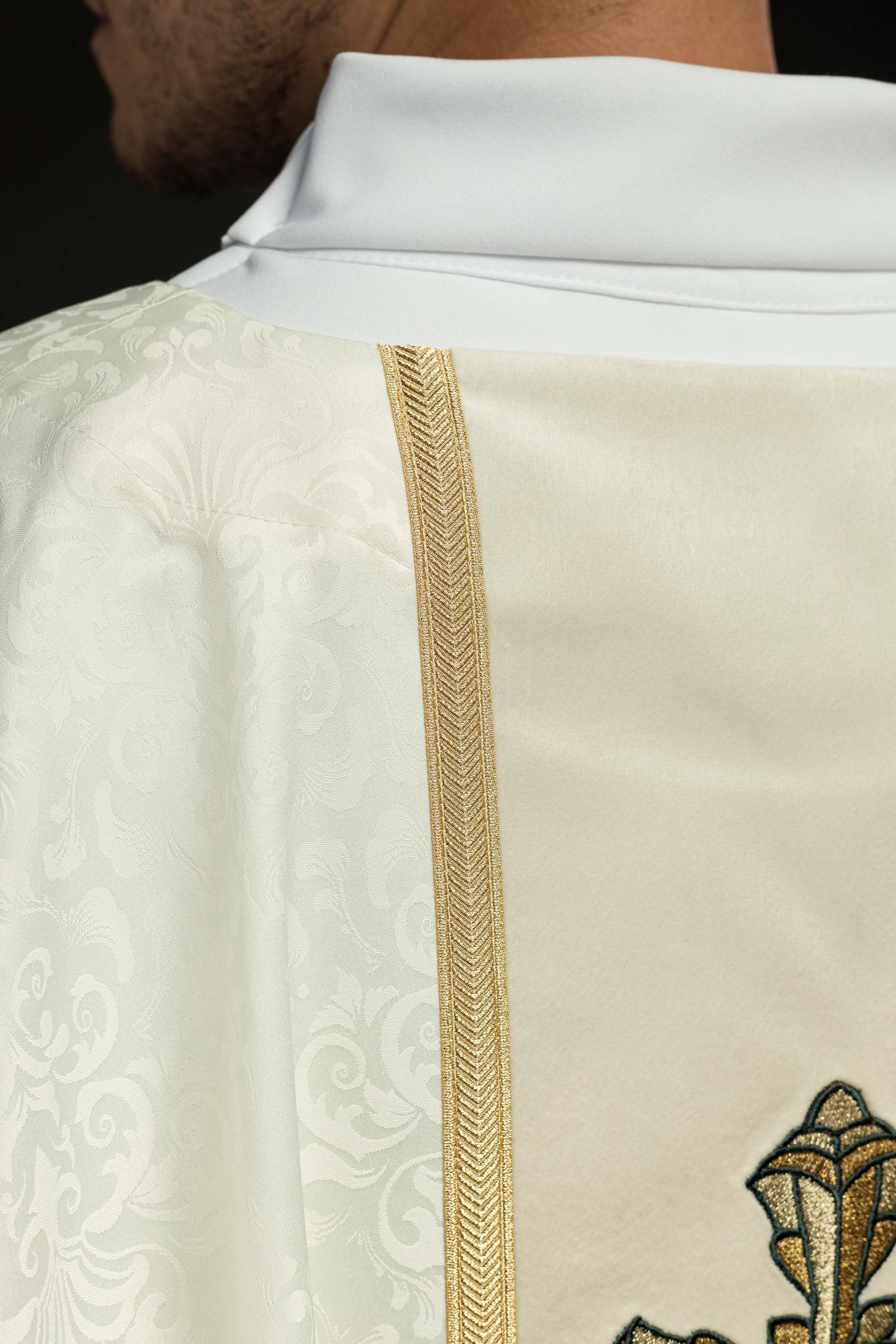Casula liturgica color ecru con stolone e ricamo della croce su tessuto jacquard