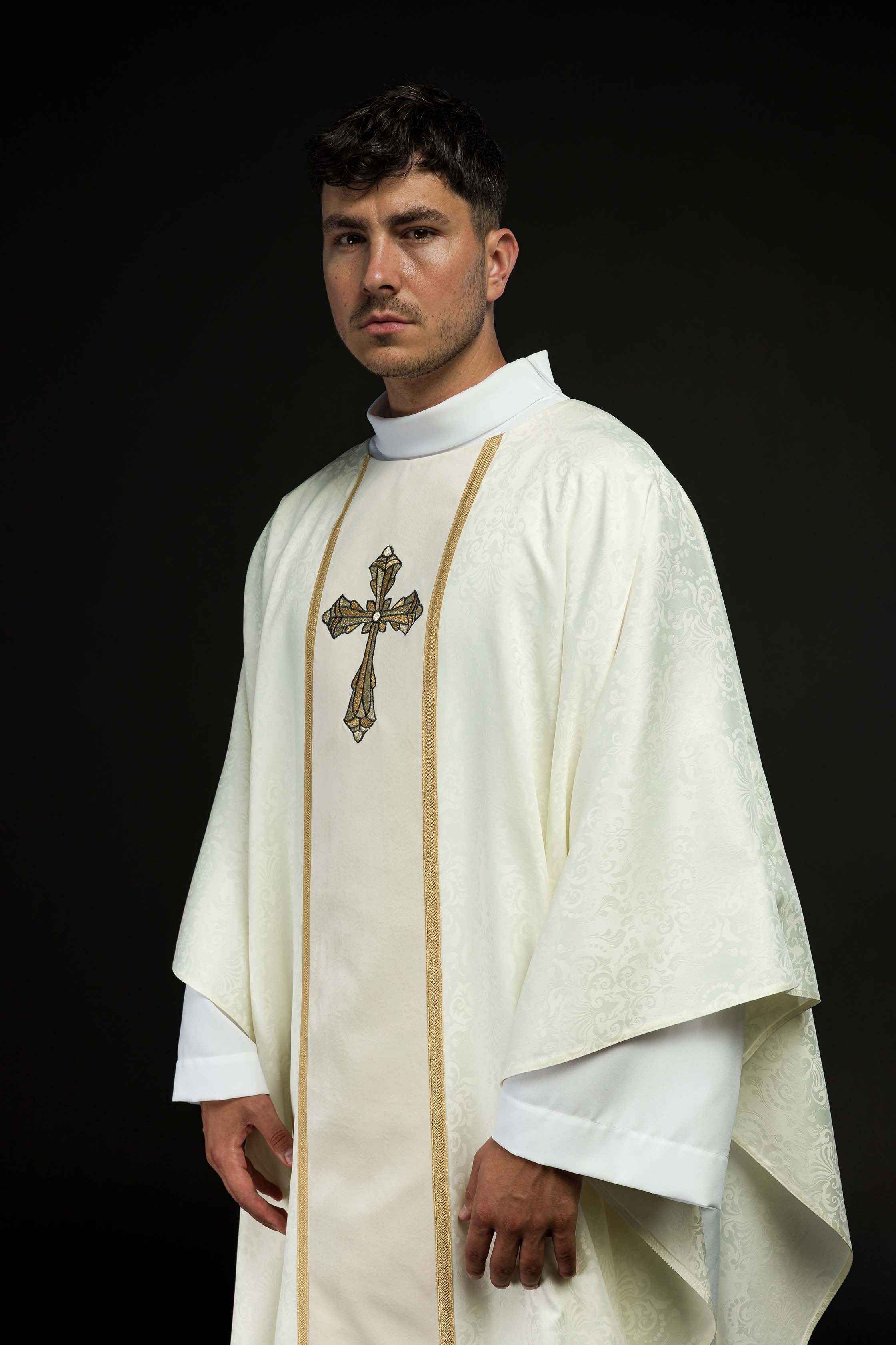 Casula liturgica color ecru con stolone e ricamo della croce su tessuto jacquard