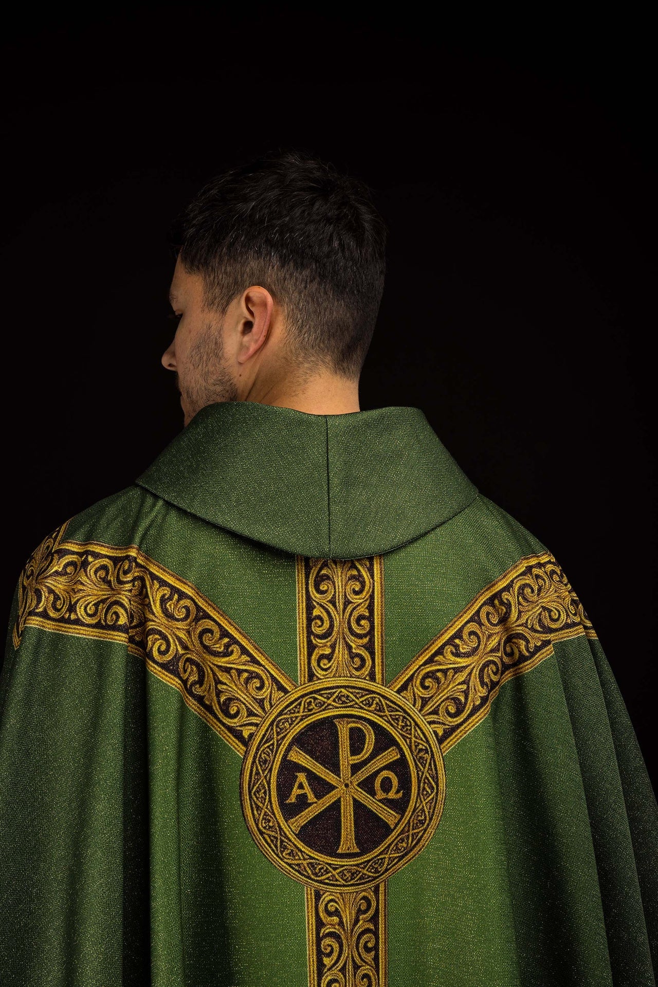 Casula stampata Pax verde con ricchi ornamenti dorati