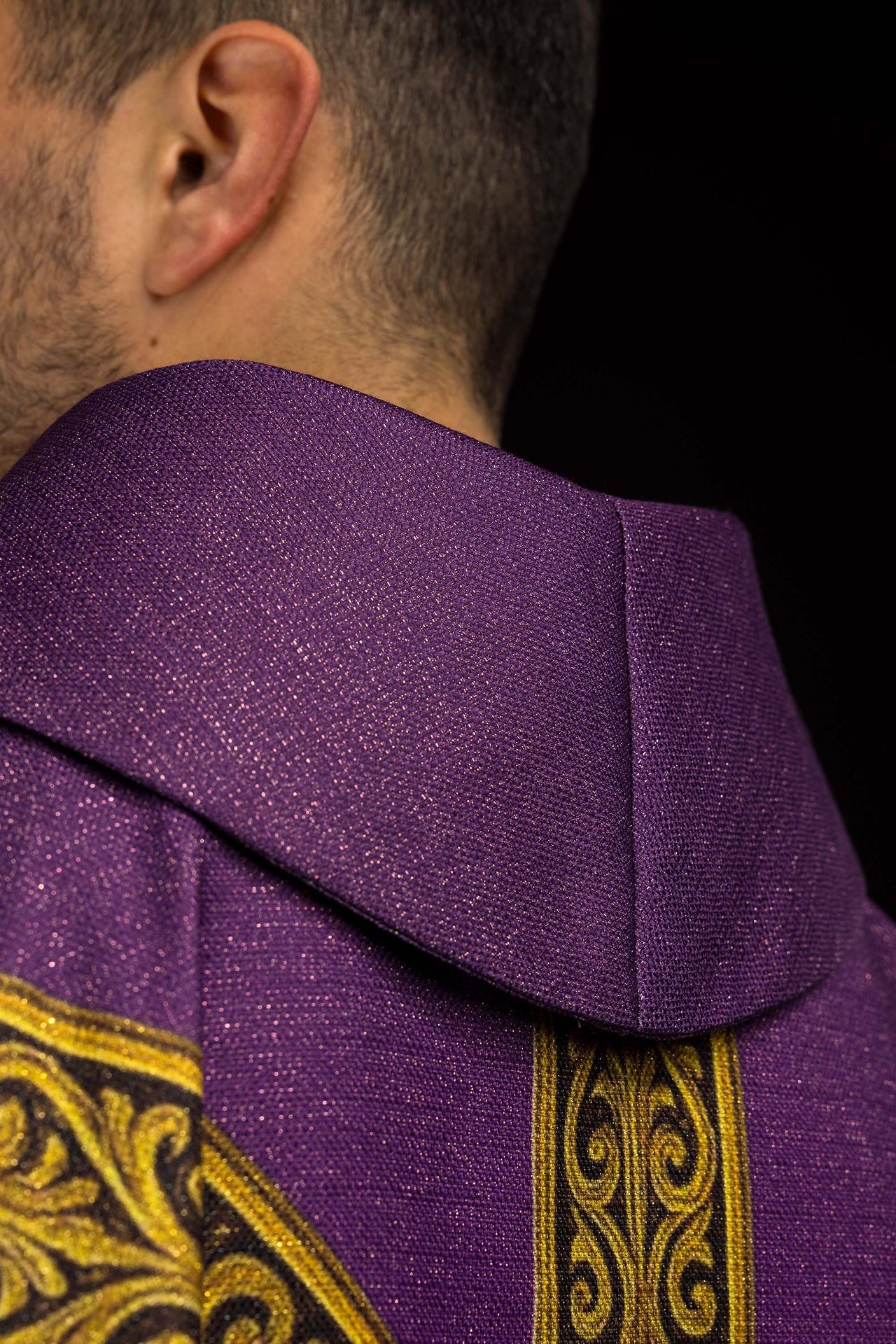 Casula stampata Pax viola con ricche decorazioni dorate