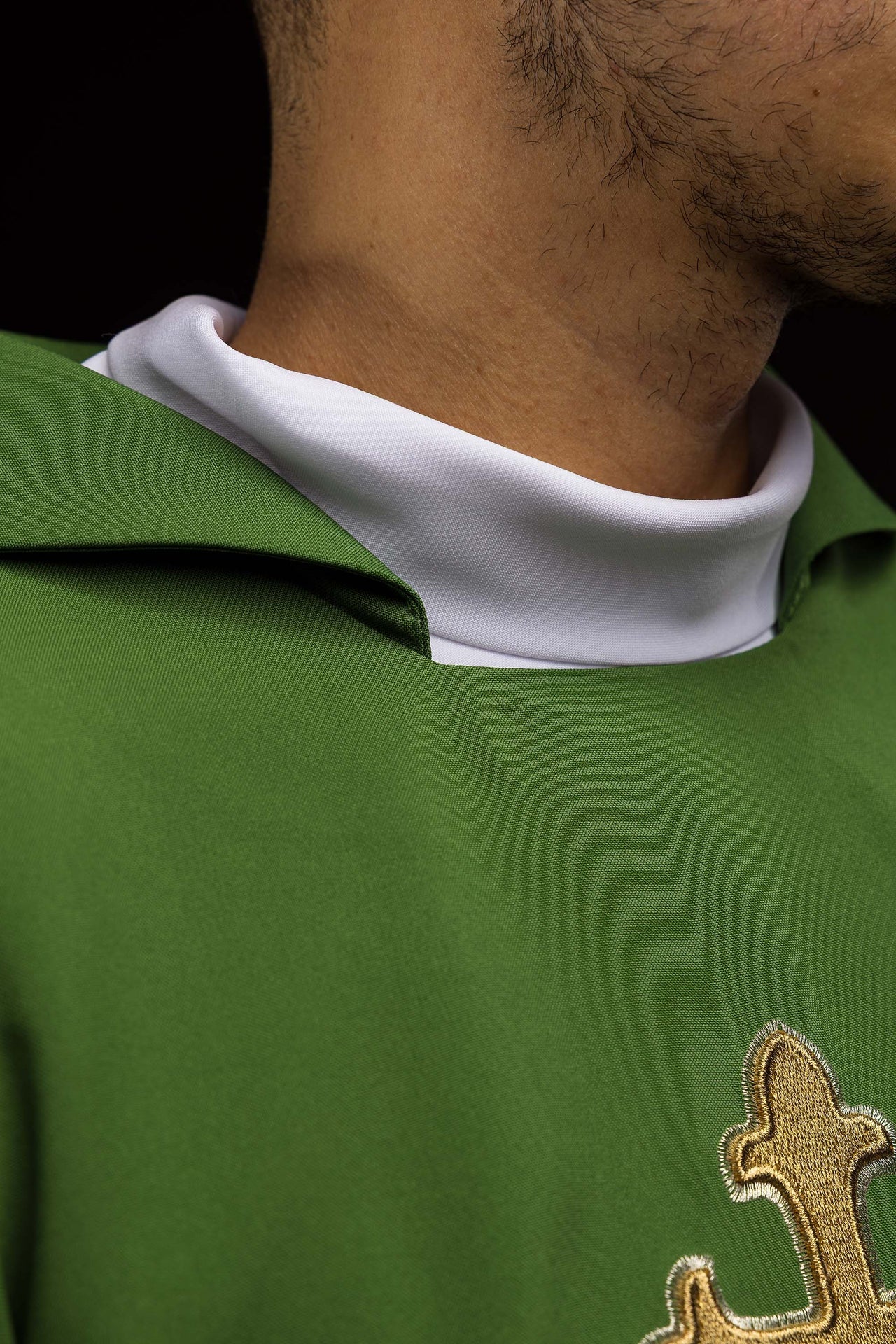 Casula ricamata con simbolo della croce e ampio colletto verde