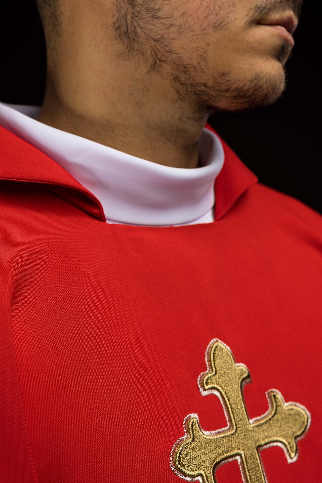 Casula ricamata con simbolo della croce e ampio colletto rossa