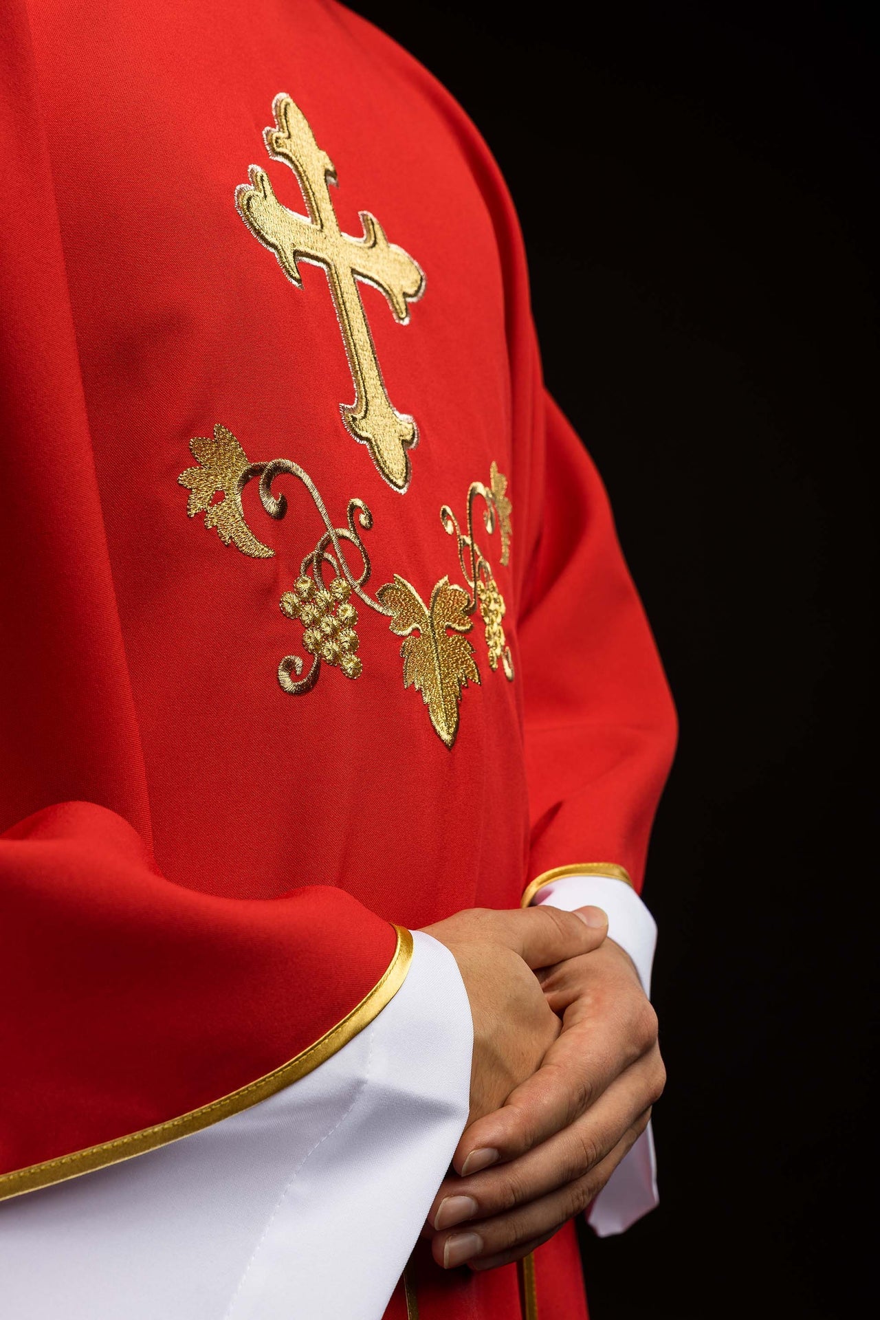 Casula ricamata con simbolo della croce e ampio colletto rossa