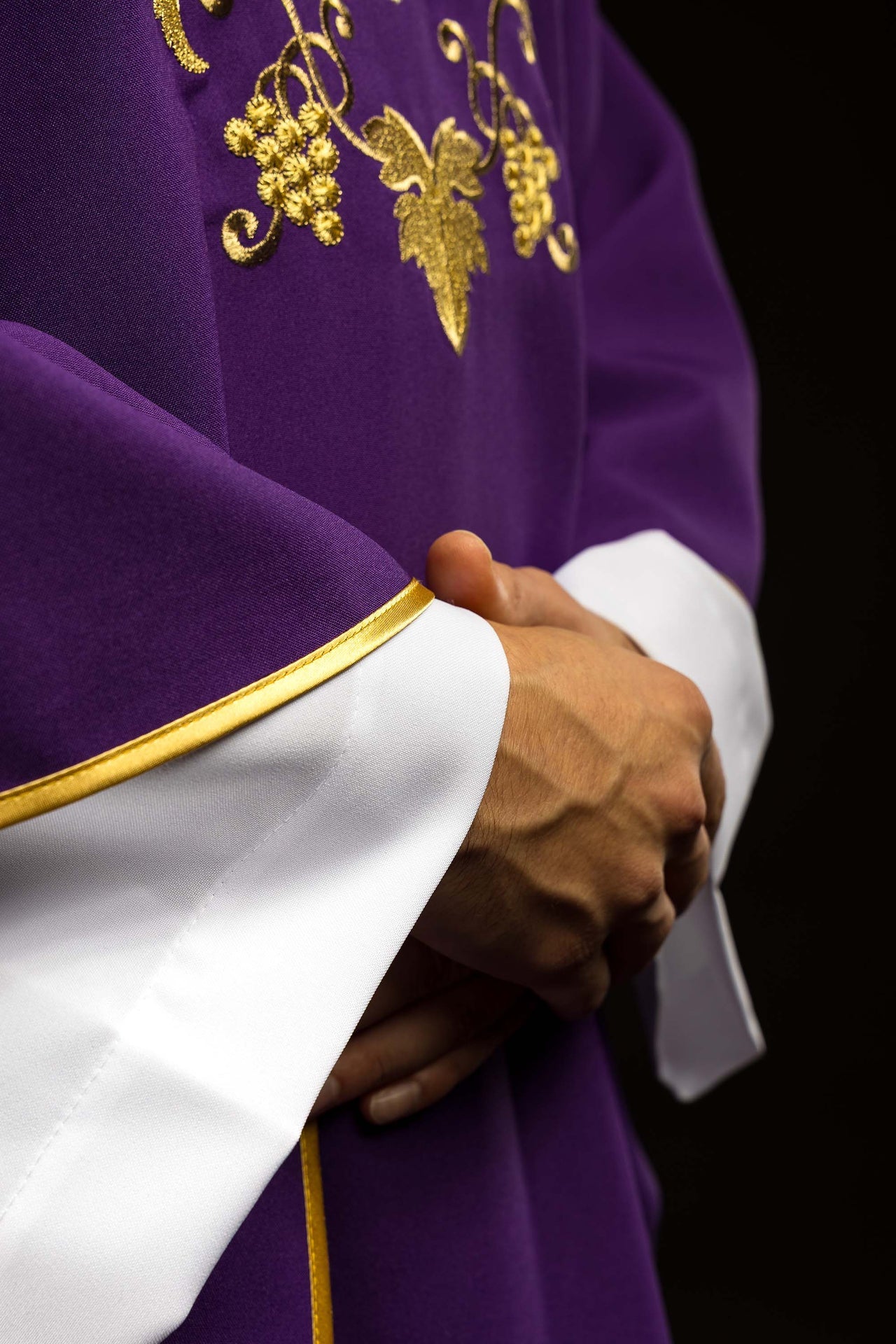 Casula ricamata con simbolo della croce e ampio colletto viola