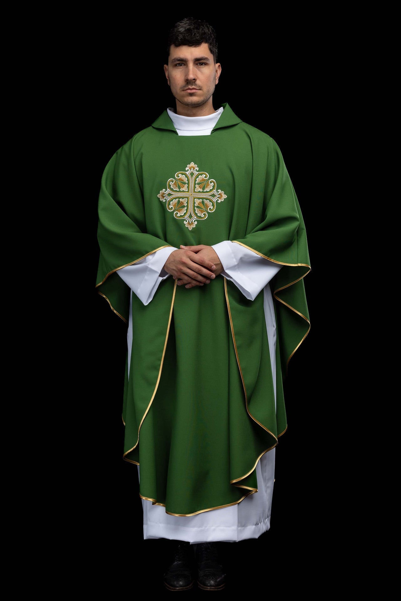 Casula verde ricamata con croce decorata e ampio colletto