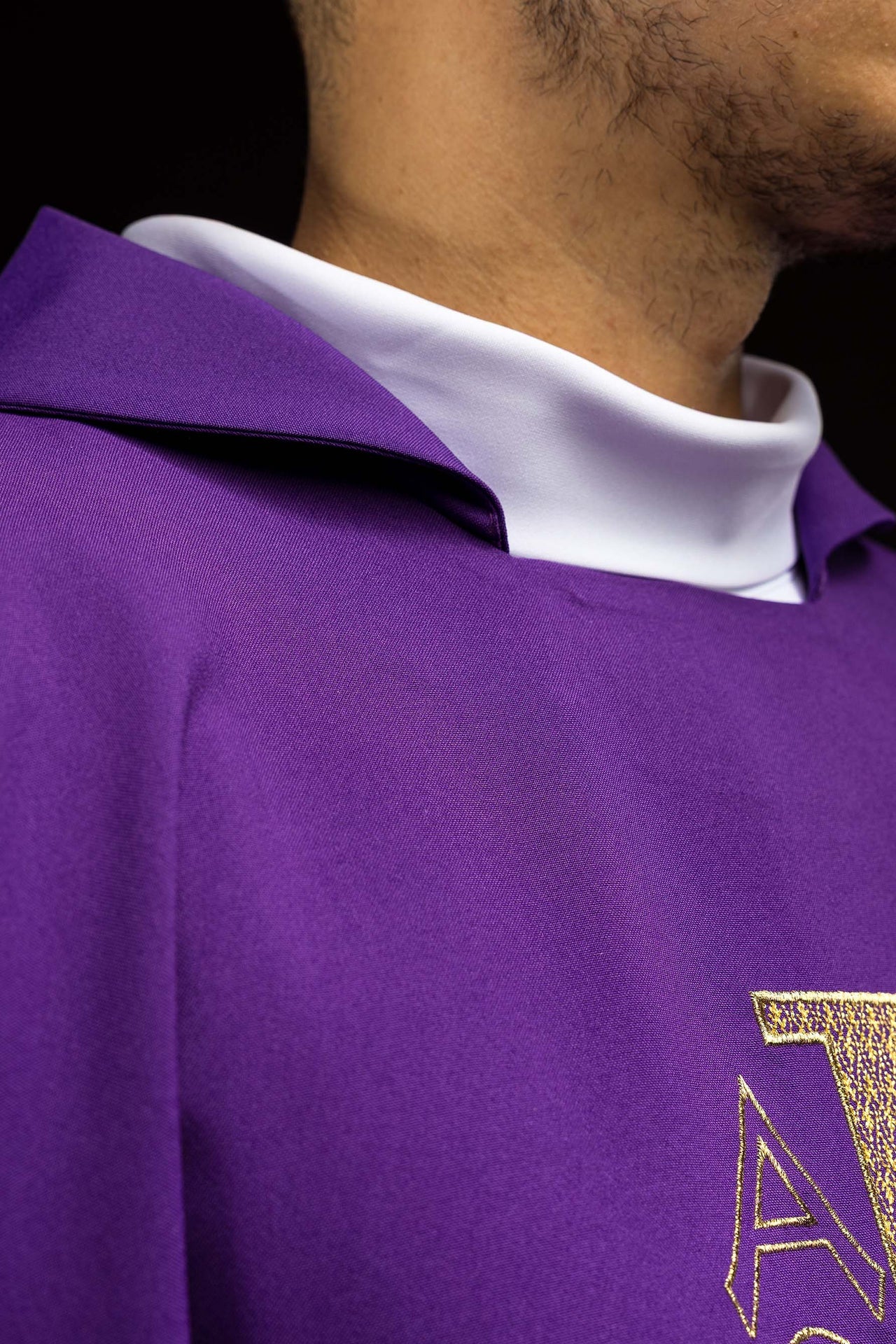 Casula ricamata con il simbolo Alfa e Omega e ampio colletto viola