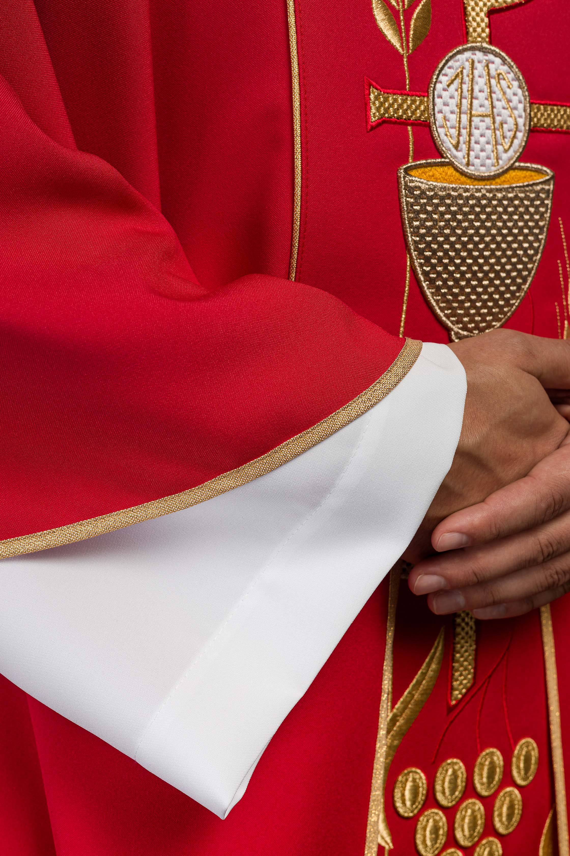 Casula Rossa con ricamo Calice e IHS