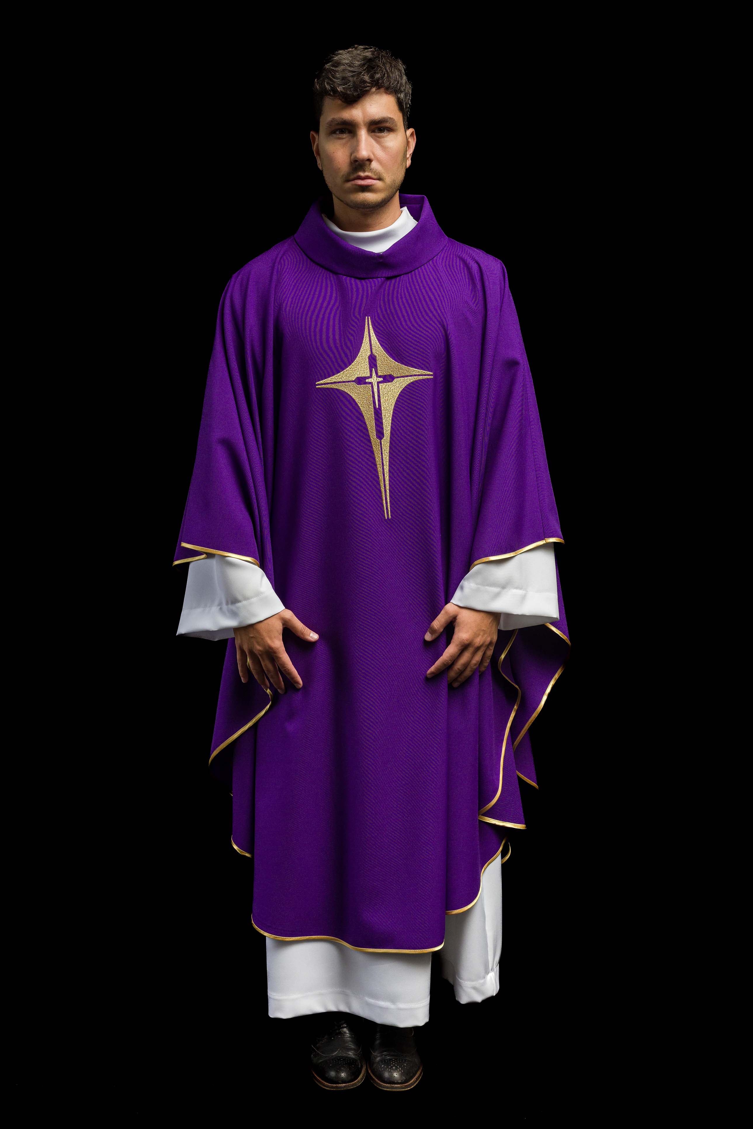 Casula Viola ricamata con motivo della Croce