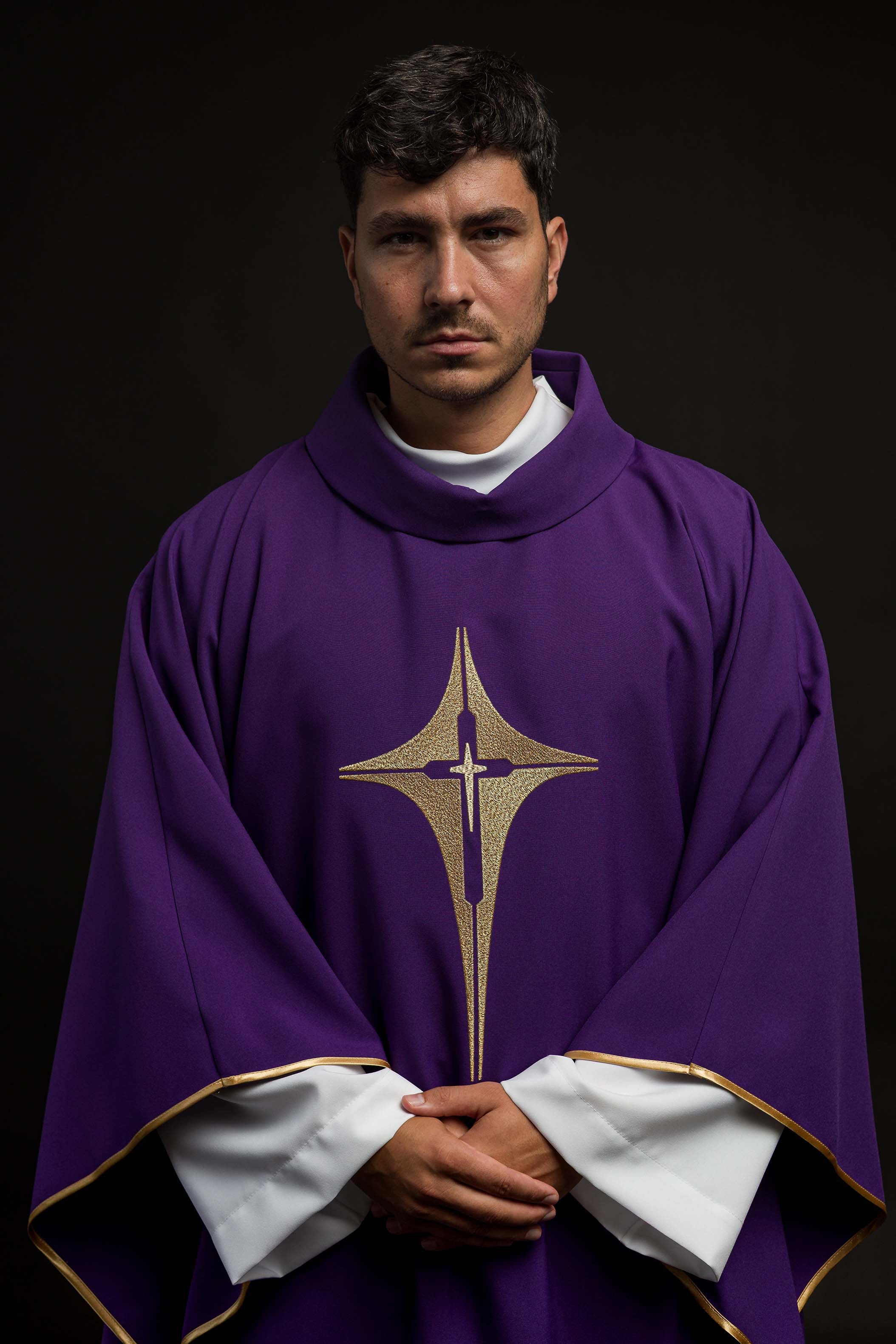 Casula Viola ricamata con motivo della Croce