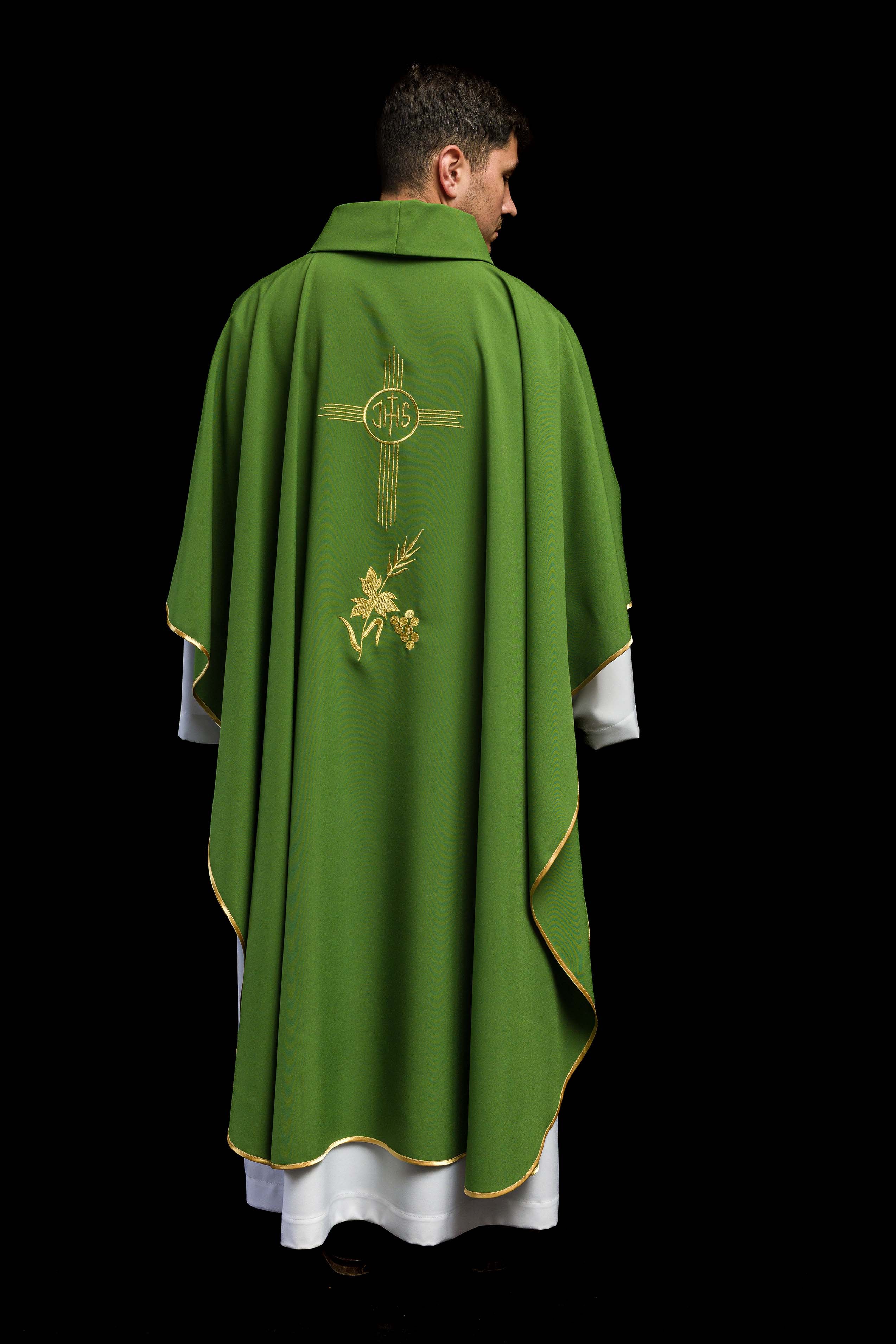 Casula Verde con ricamo IHS dorato